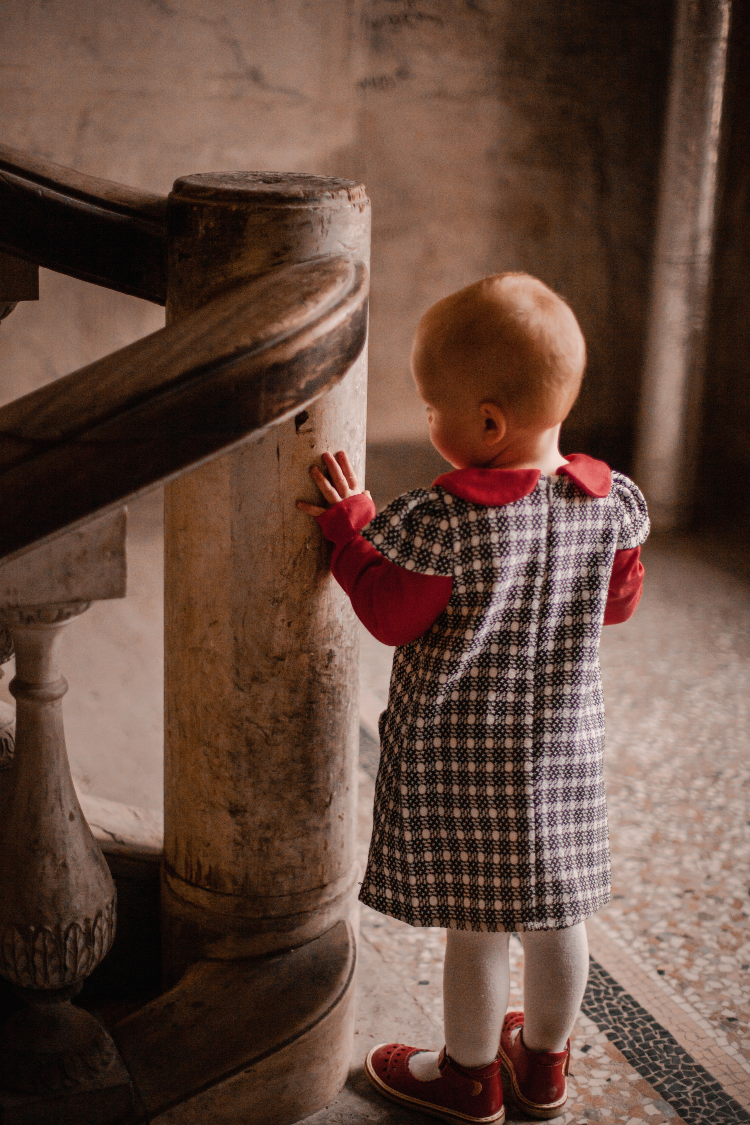 София в петербургской парадной. Фотограф Наталья Яковлева, Санкт-Петербург. Семьи, ньюборн, крещения