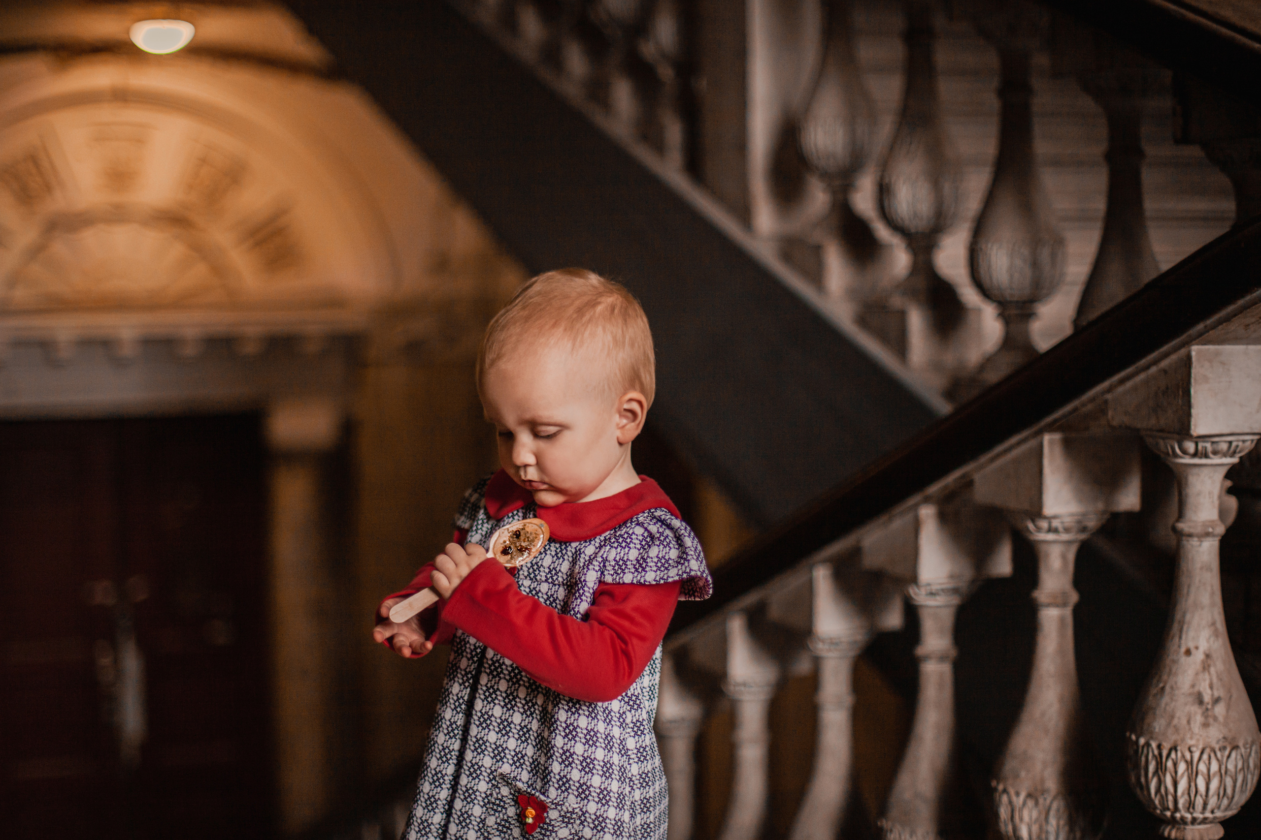 София в петербургской парадной. Фотограф Наталья Яковлева, Санкт-Петербург. Семьи, ньюборн, крещения