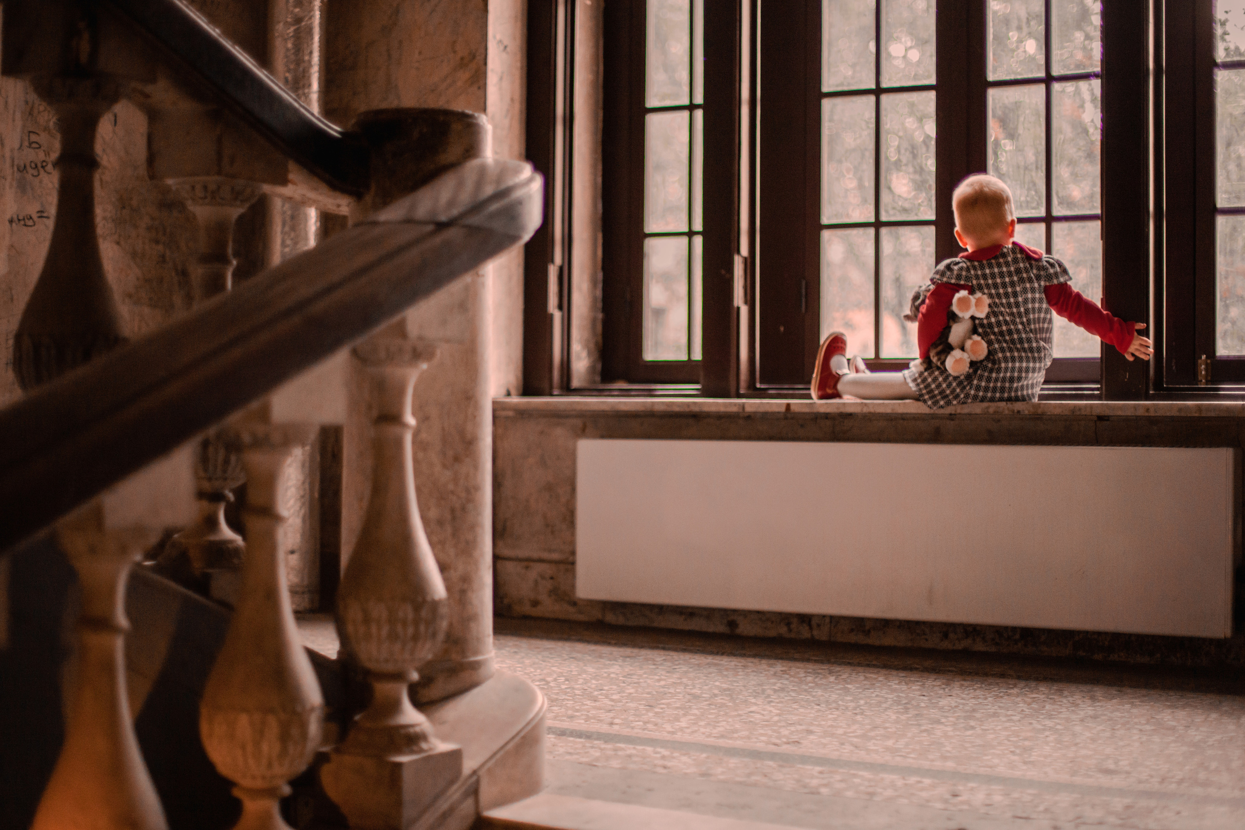 София в петербургской парадной. Фотограф Наталья Яковлева, Санкт-Петербург. Семьи, ньюборн, крещения