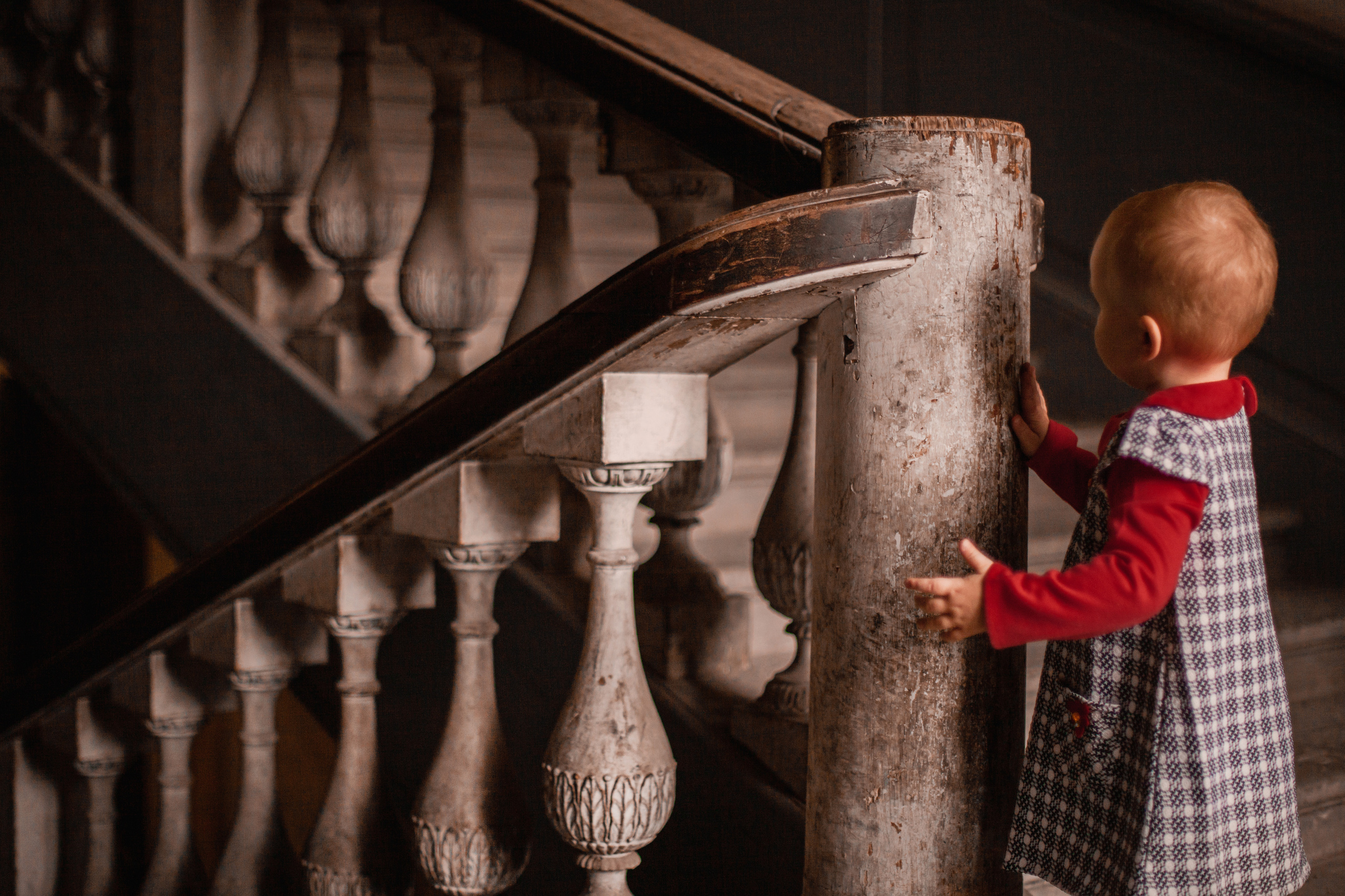 София в петербургской парадной. Фотограф Наталья Яковлева, Санкт-Петербург. Семьи, ньюборн, крещения