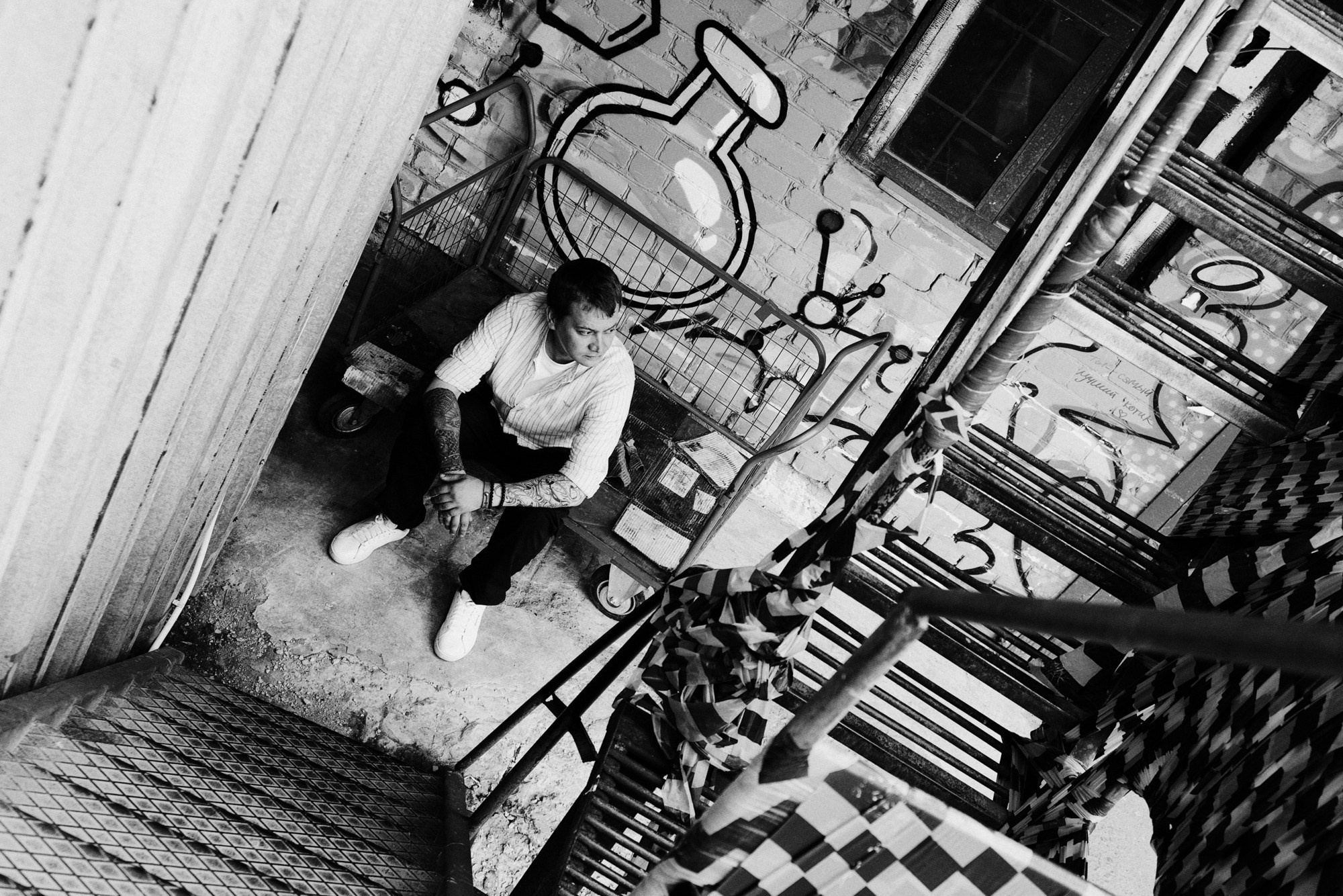 Уличная мужская летняя фотосессия в центре Тюмени. Портретный фотограф Тюмень Дарья Мустафина