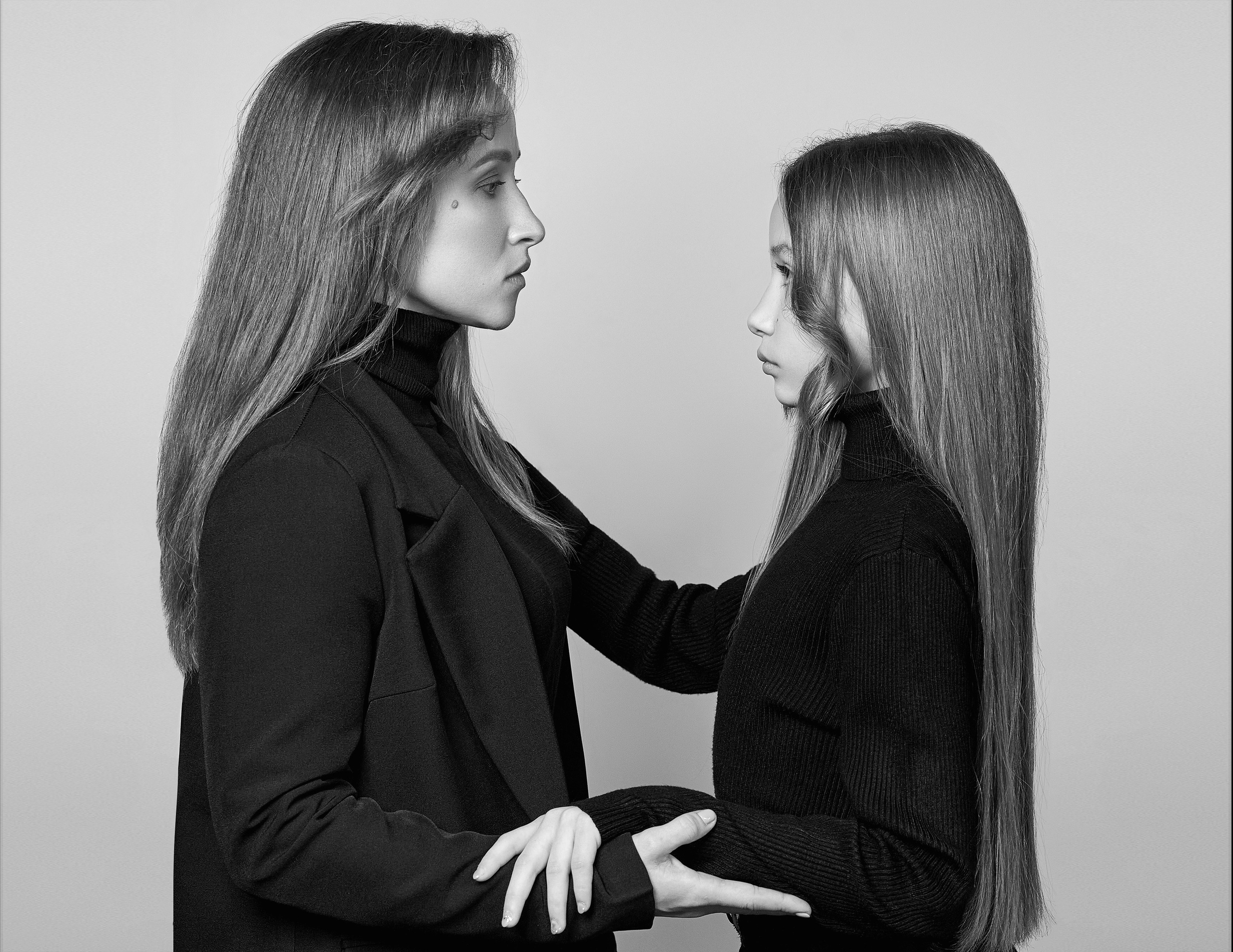 Студийная стильная съёмка матери и дочери