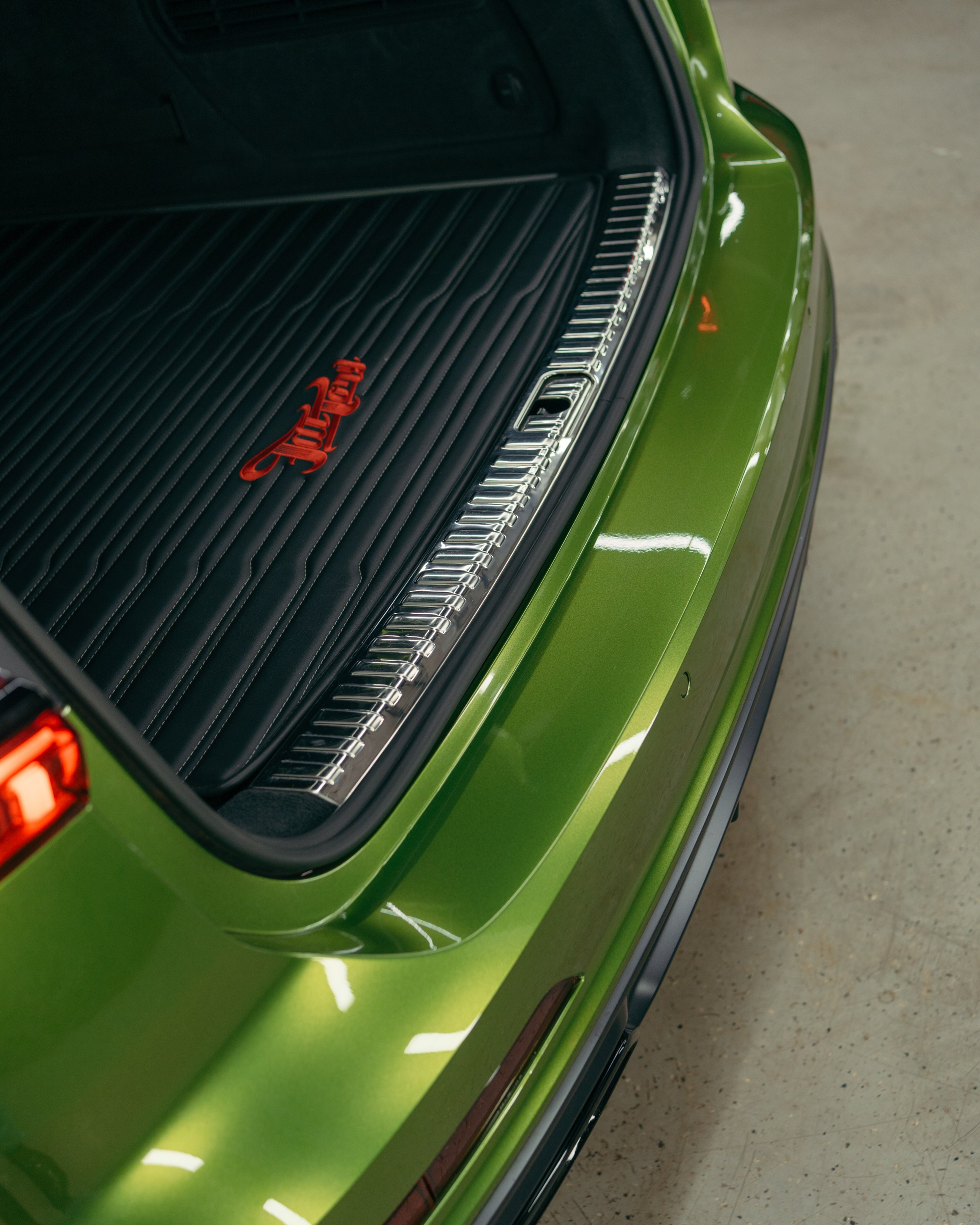 Audi A6 2 раза поменяла цвет, оклейка с проемами в зеленый и преклейка в серый. DeLorein