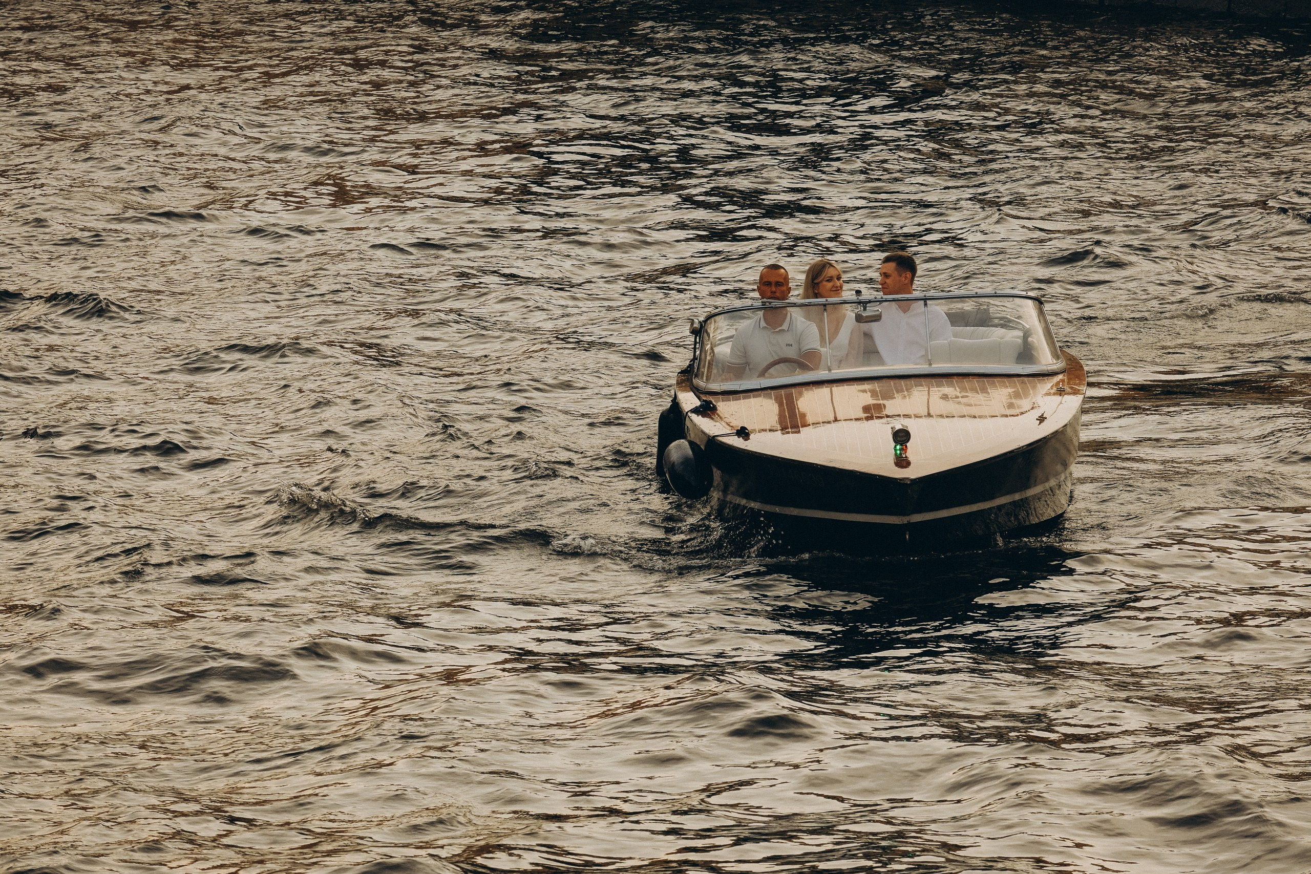 СВАДЕНБНАЯ СЬЕМКА НА КАТЕРЕ ПО КАНАЛАМ САНКТ-ПЕТЕРБУРГА И В АКВАТОРИИ НЕВЫ. Профессиональный фотограф, Санкт-Петербург — Виктория Богомолова