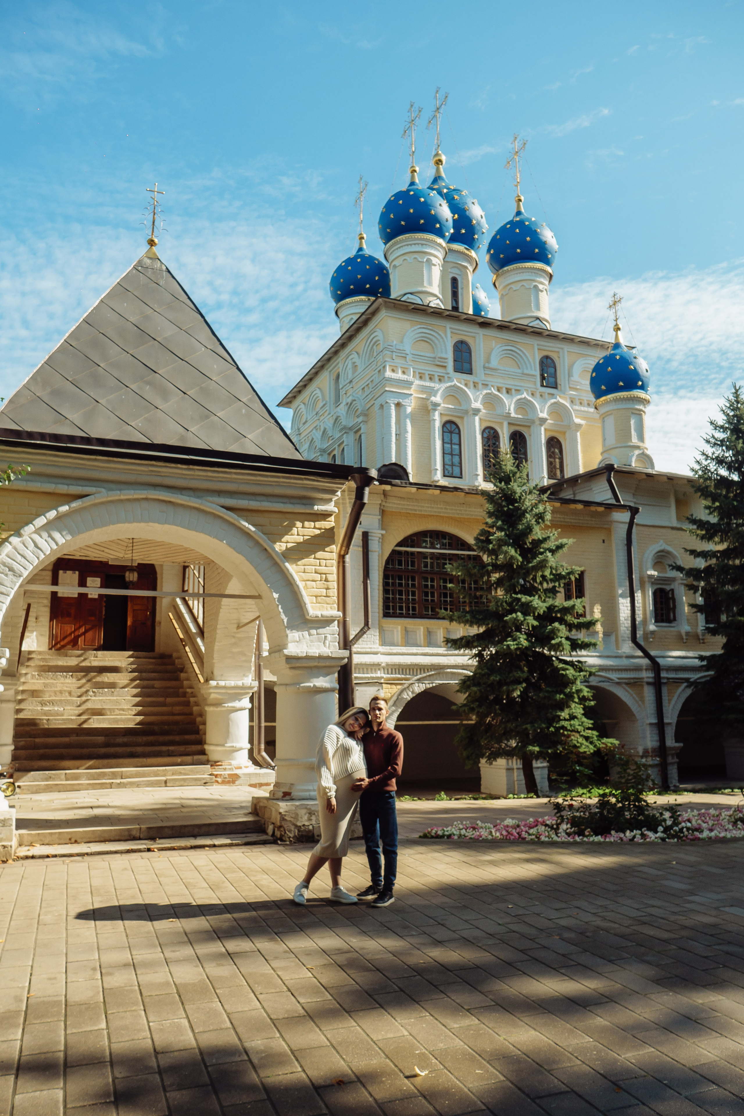 Семейная пара ждущая ребёнка в полный рост у Казанской церкви парка-музея Коломенское. Куда сходить в Москве с фотографом: https://foto-video-svadba.ru/kuda-shodit-v-moskve 