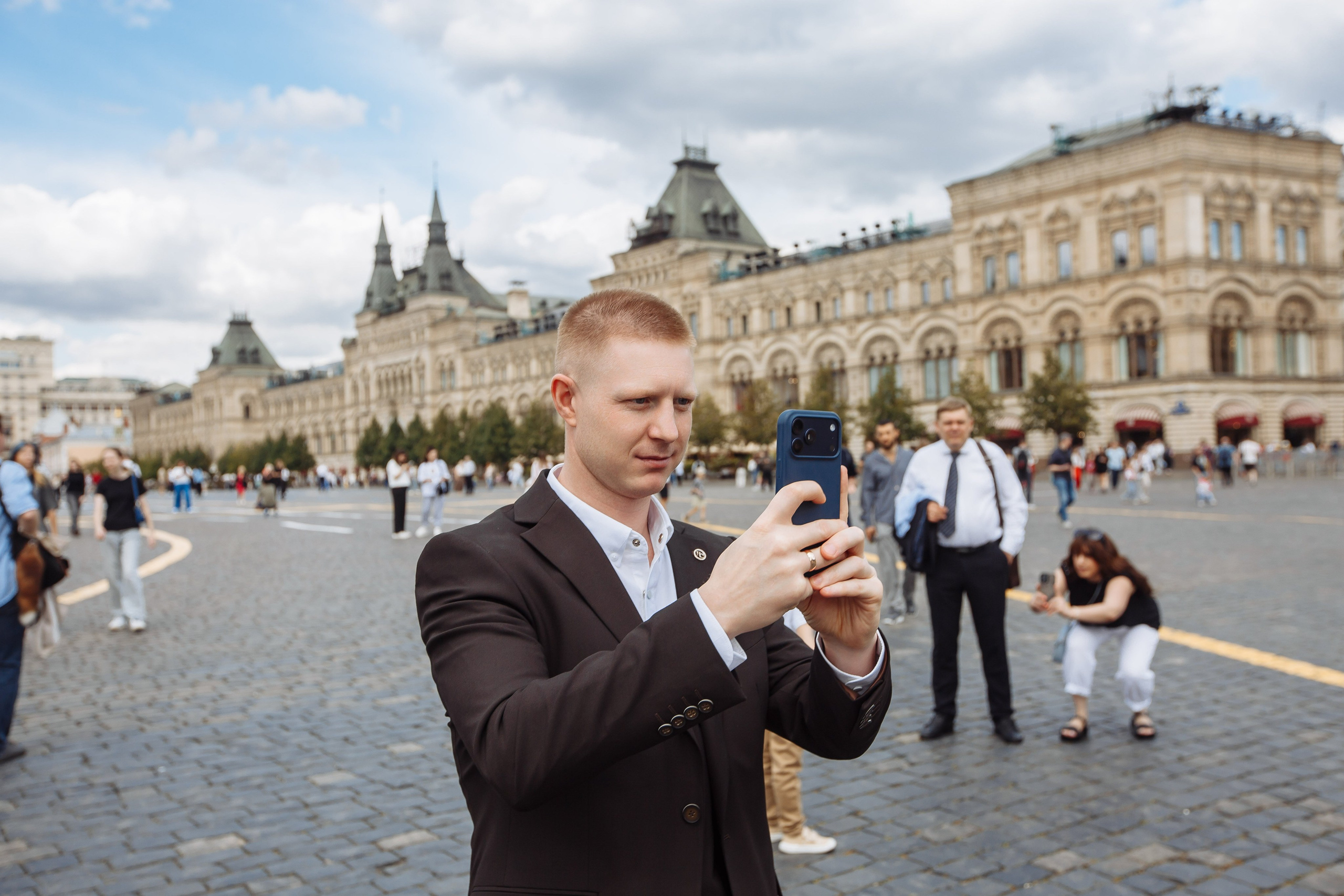 Фотосессия в Москве. Профессиональный фотограф Павел Кор, проведу вас по самому центру столицы и впишу в историю города Москвы. Мои преимущества это цена и готовность красивых фотографий.