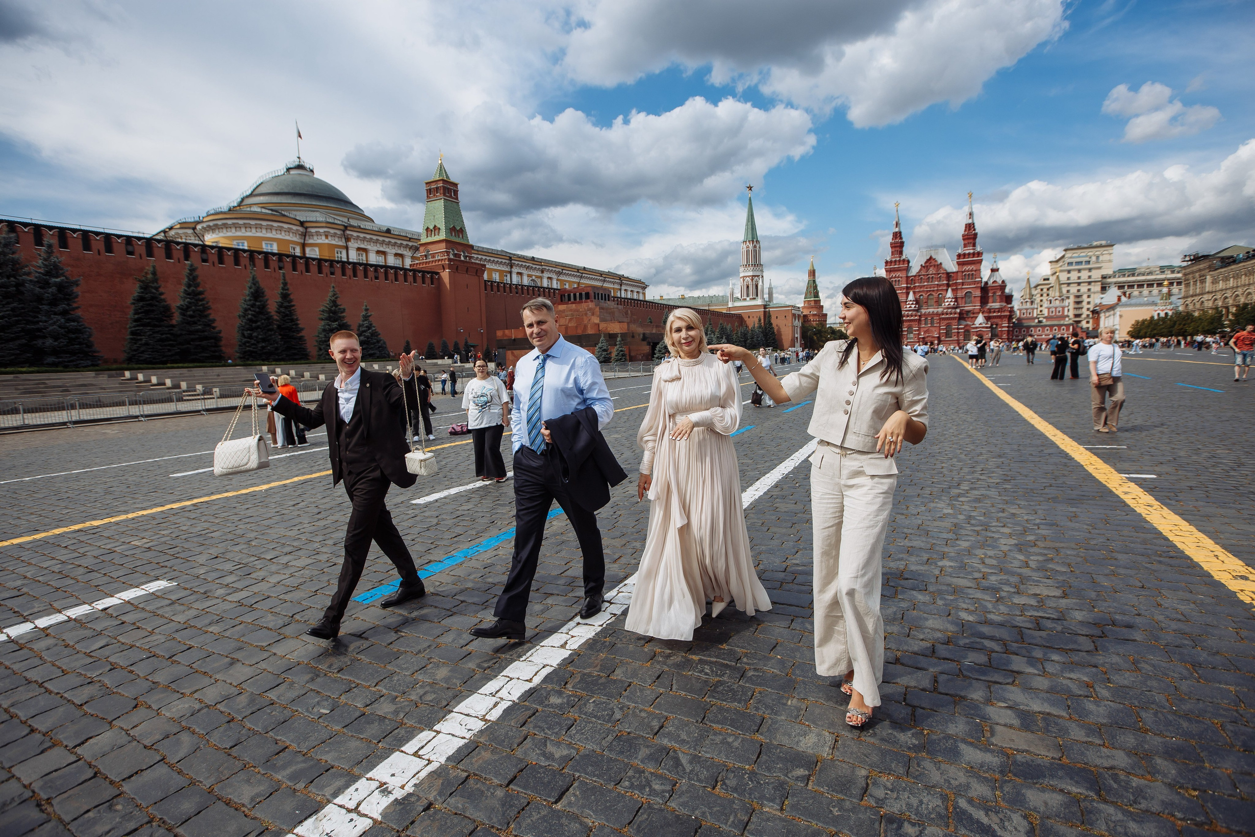 Фотосессия в Москве. Профессиональный фотограф Павел Кор, проведу вас по самому центру столицы и впишу в историю города Москвы навсегда. Готовность и цена это мой конёк - узнать детали