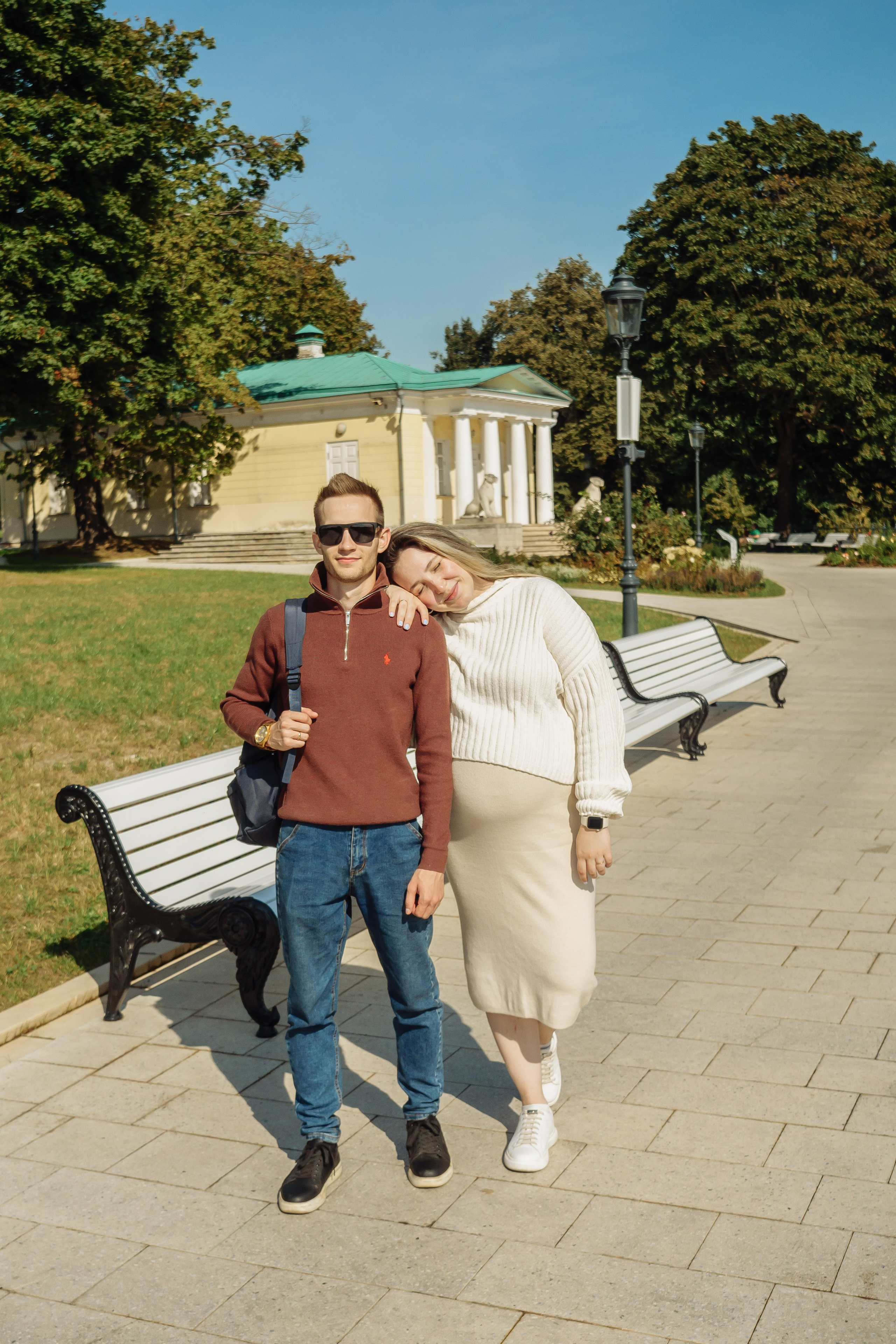 Беременная пара идёт по парку Коломенское.