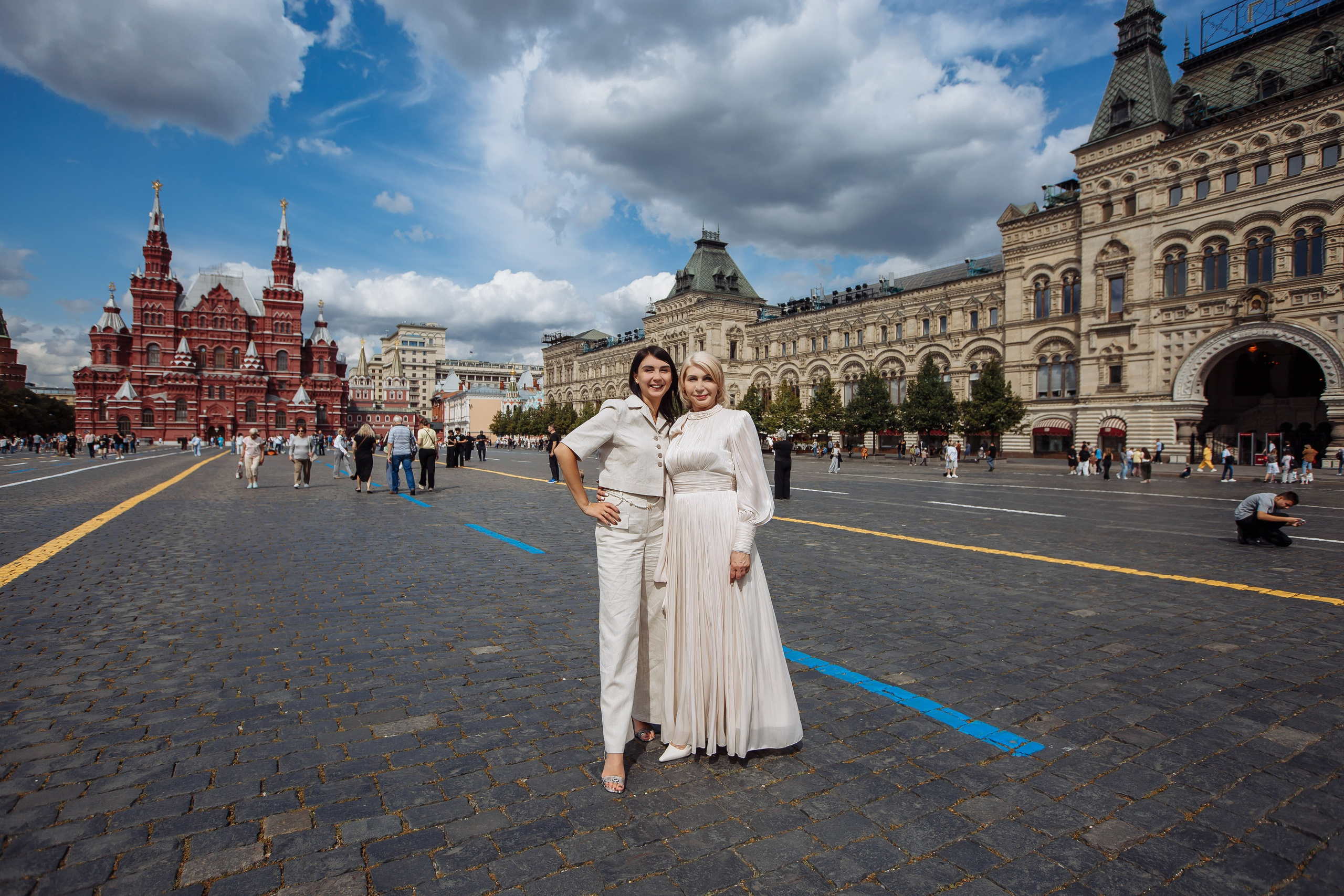 Фотосессия в Москве с профессиональным фотографом знающим весь цент столицы, не успеете прилететь к себе как фото уже будут у вас в телефоне, готовность 1-5 дней