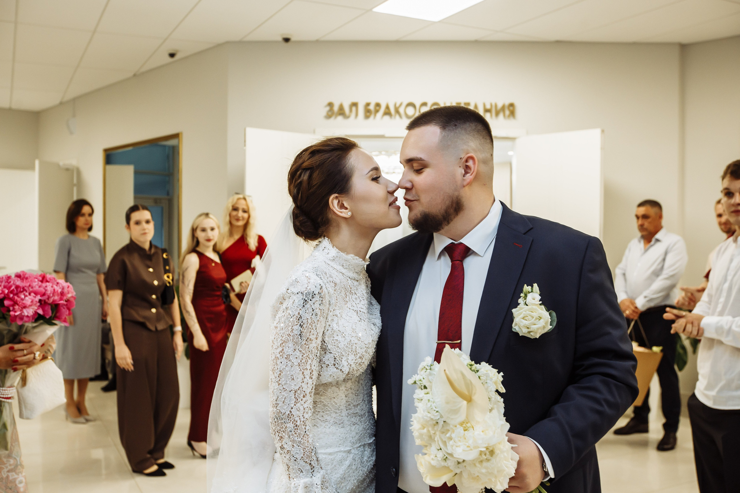 Прогулка по Москве с фотографом: Шипиловский ЗАГС - поцелуй после церемонии