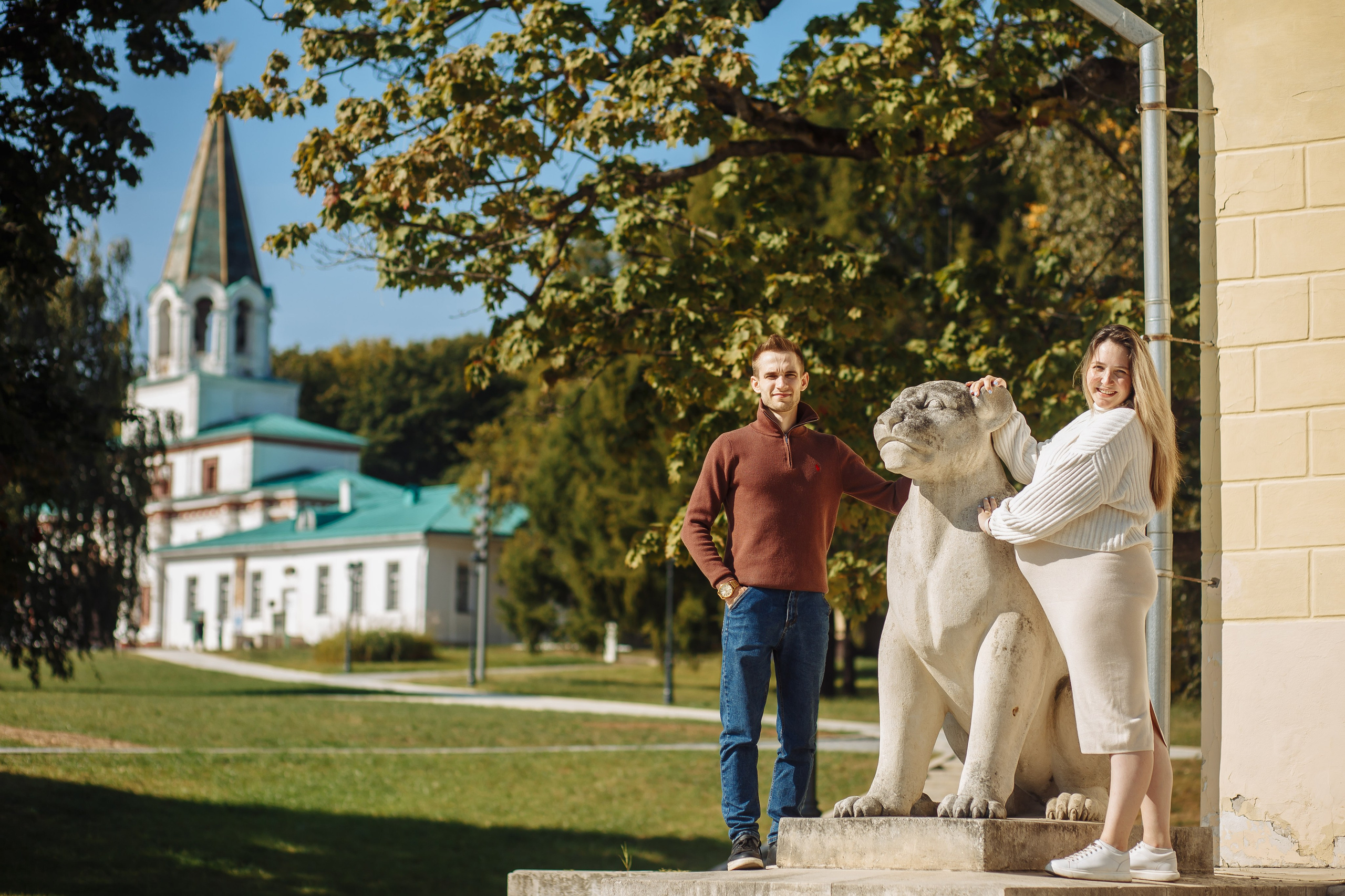 Муж и беременная жена у каменных львов Дворцовых палат парка-музея Коломенское на фоне Полковничьих палат. Куда сходить в Москве с фотографом: https://foto-video-svadba.ru/kuda-shodit-v-moskve 