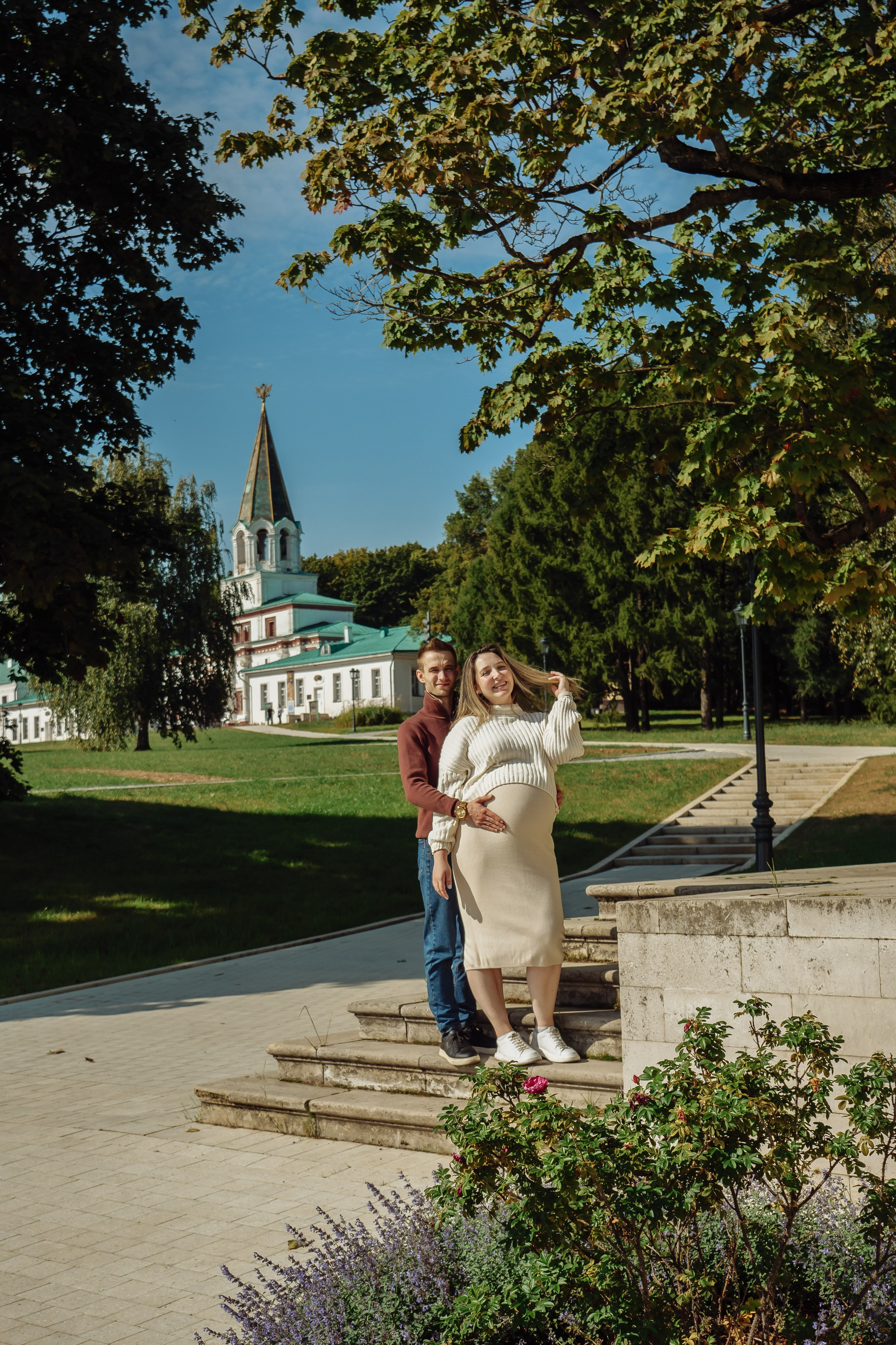 Беременная пара на фотосессии в парке Коломенское. 