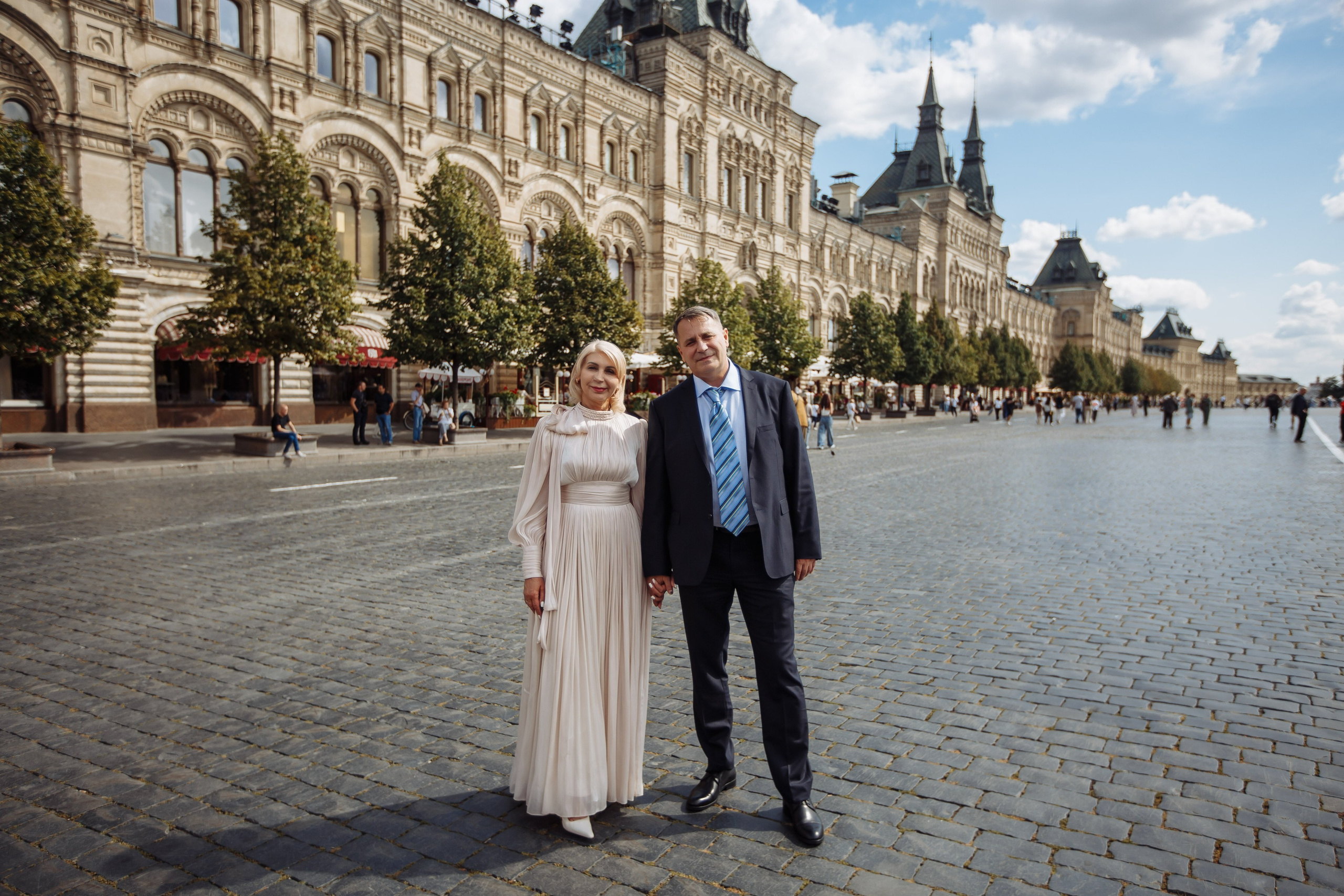 Фотосессия в Москве с профессиональным фотографом и гидом по центру столицы. Цены и сроки готовности лучшие в городе, узнать и забронировать можно на сайте https://foto-video-svadba.ru/fotosessiya-v-moskve