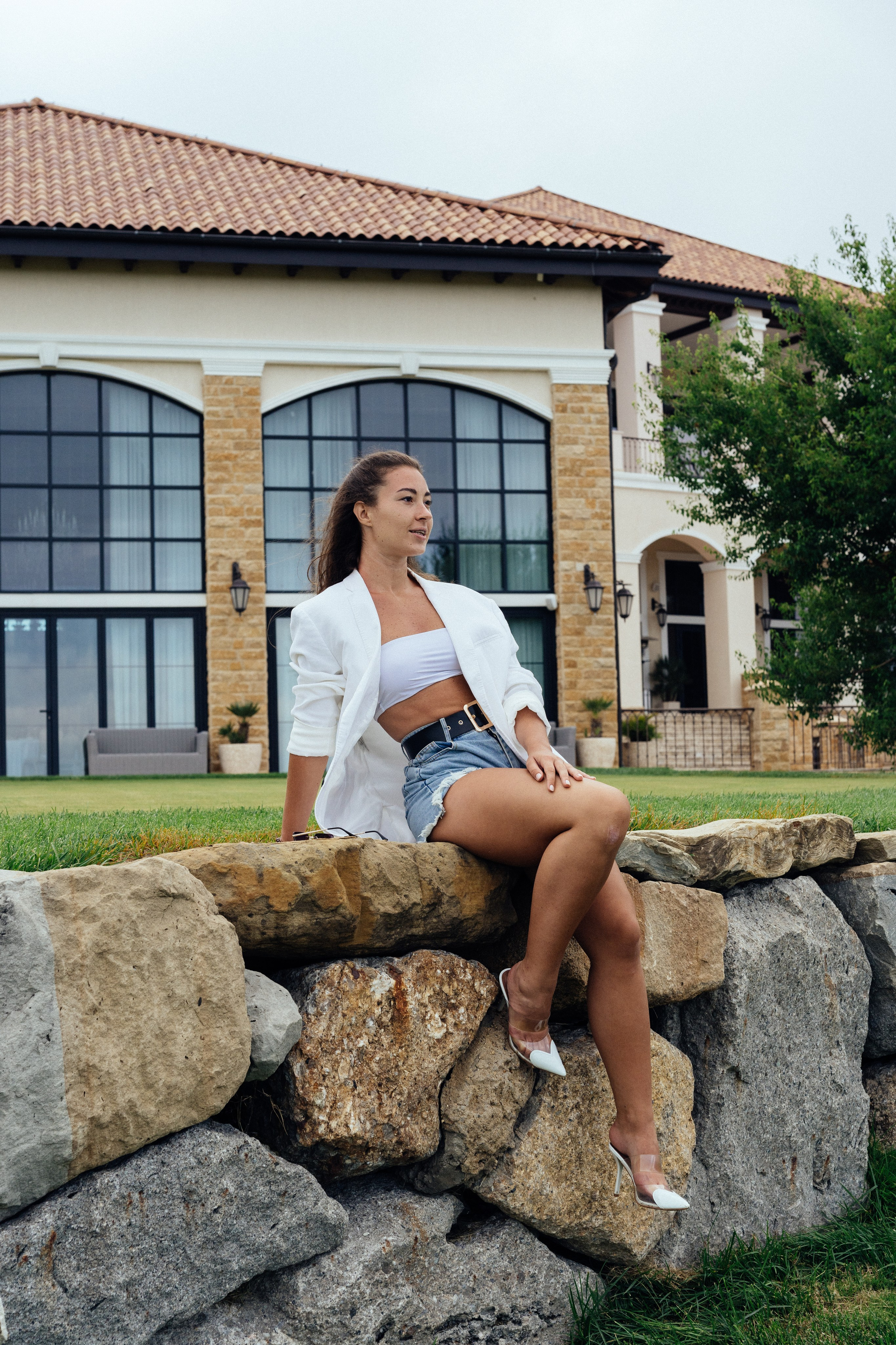 Геленджикская Сицилия, Италия, фотосессия на фоне стильного здания в итальянском стиле