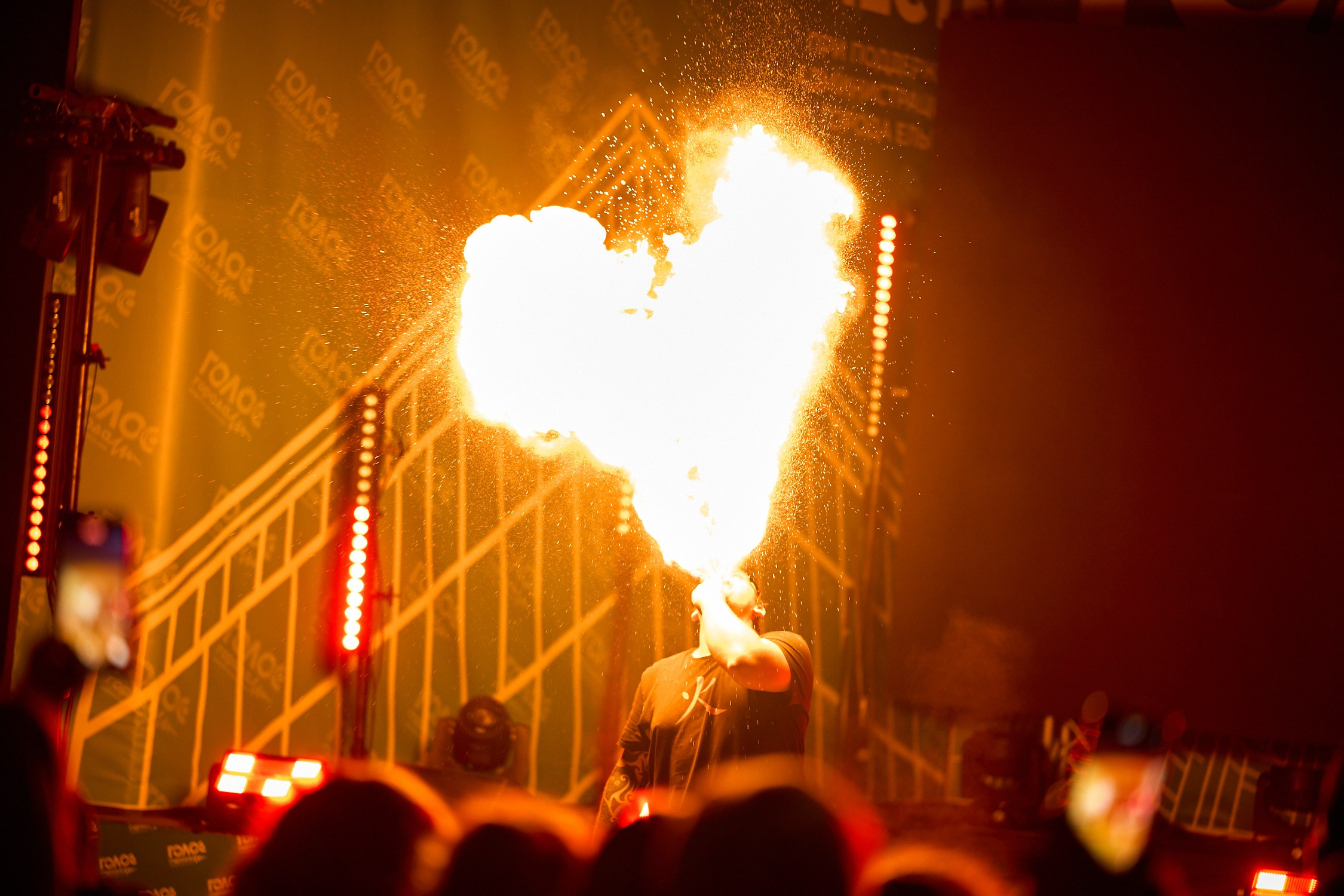 Голос города Елец 2025. Фаершоу. Фотографирует красивое Денис Горностаев