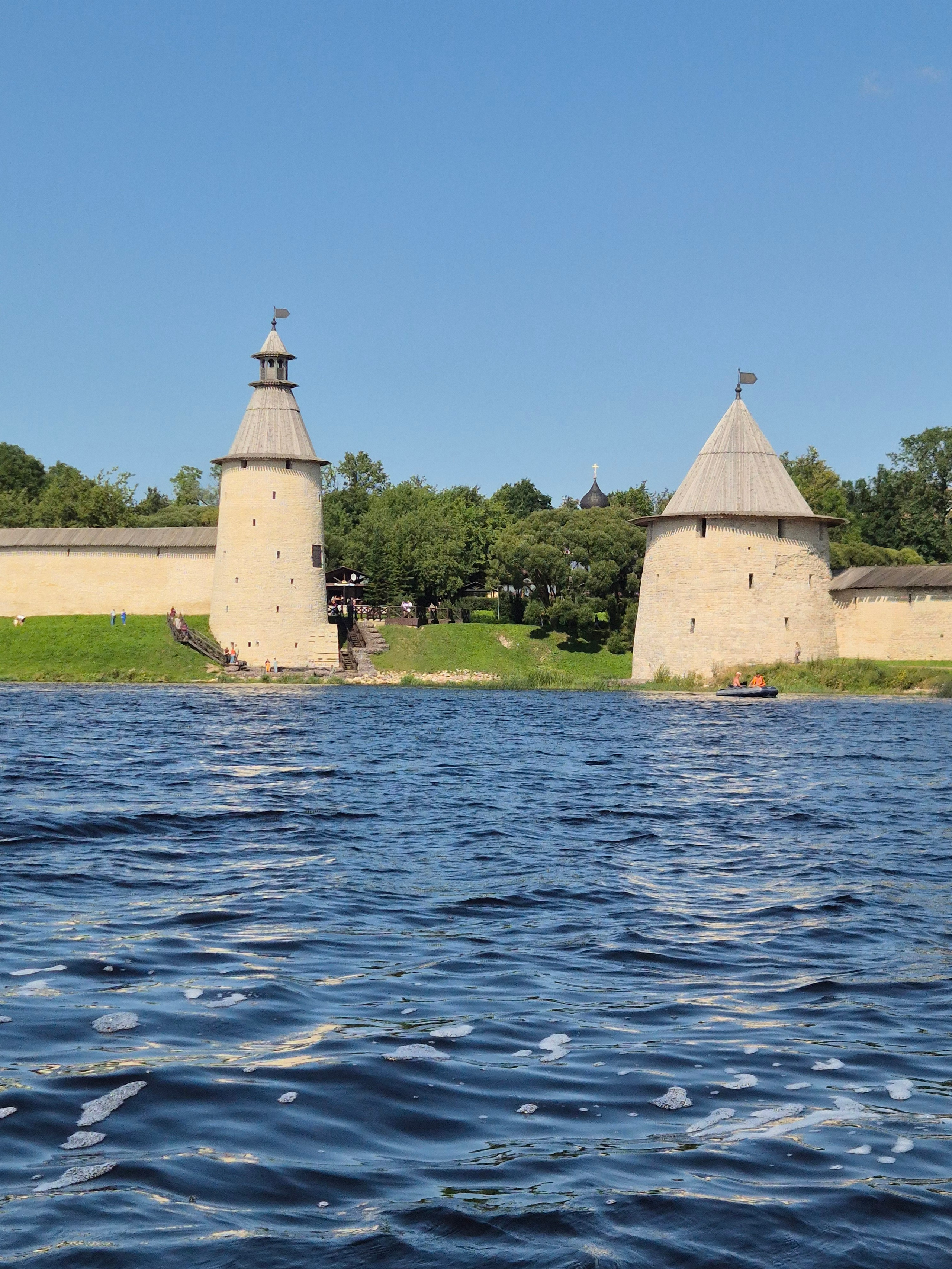 Вход в реку Пскову охраняют Высокая и Плоская башни. От Плоской башни и был старт