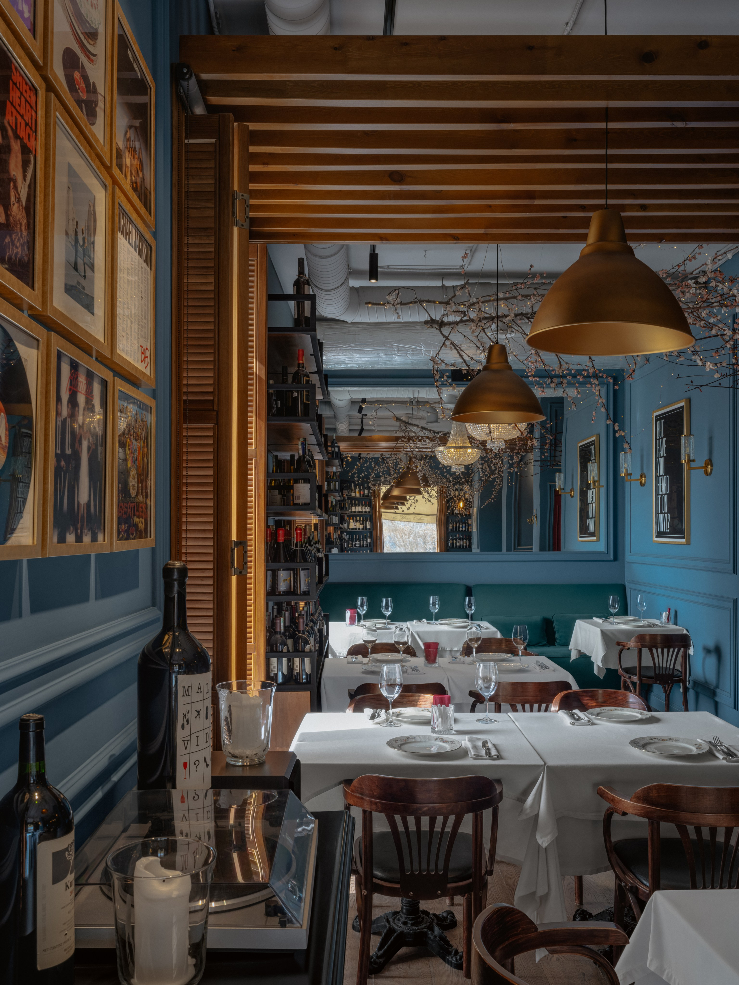 Интерьер ресторана The Wine Cafe, камерное пространство и свет, фото Роман Якунин и София Клёнова