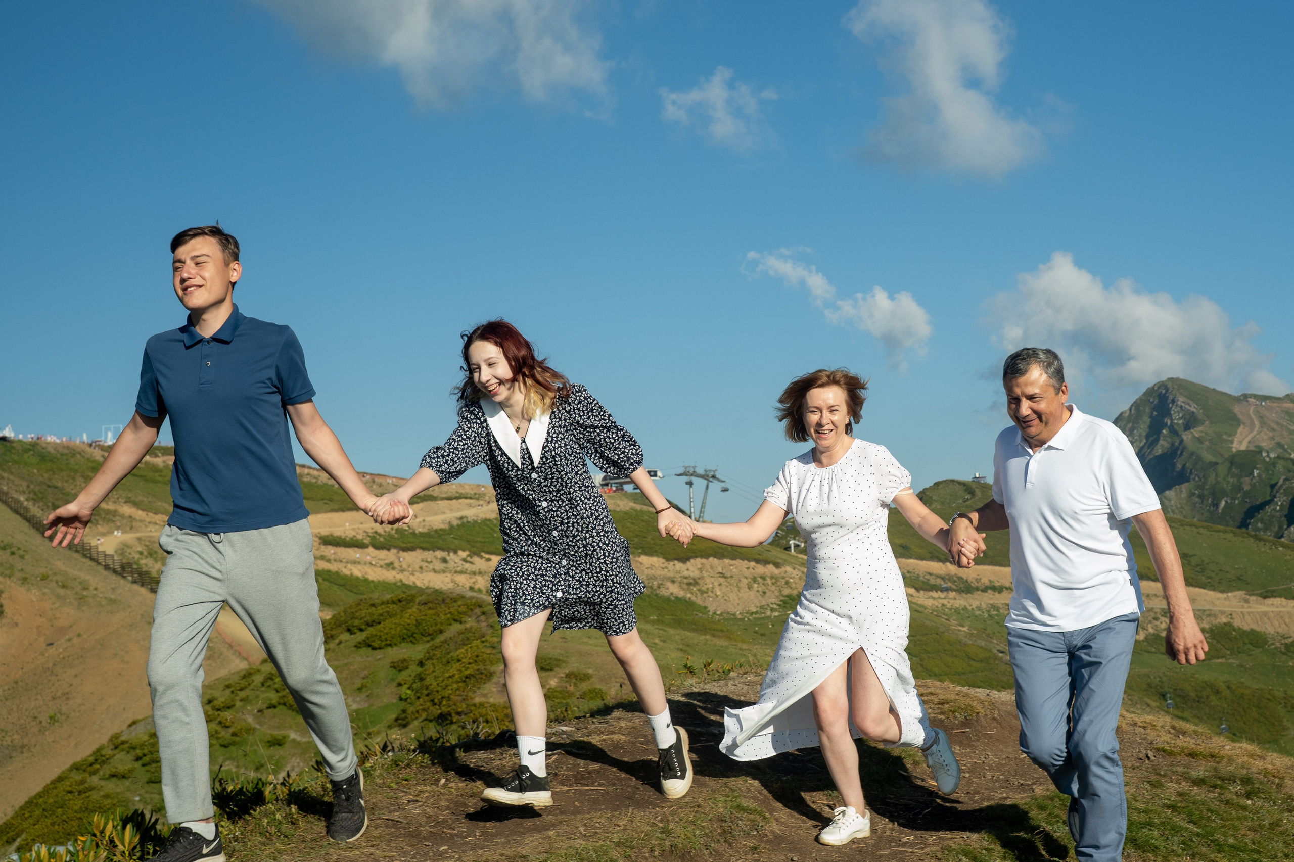 Изображения в движения семьи бегущей по тропе горы