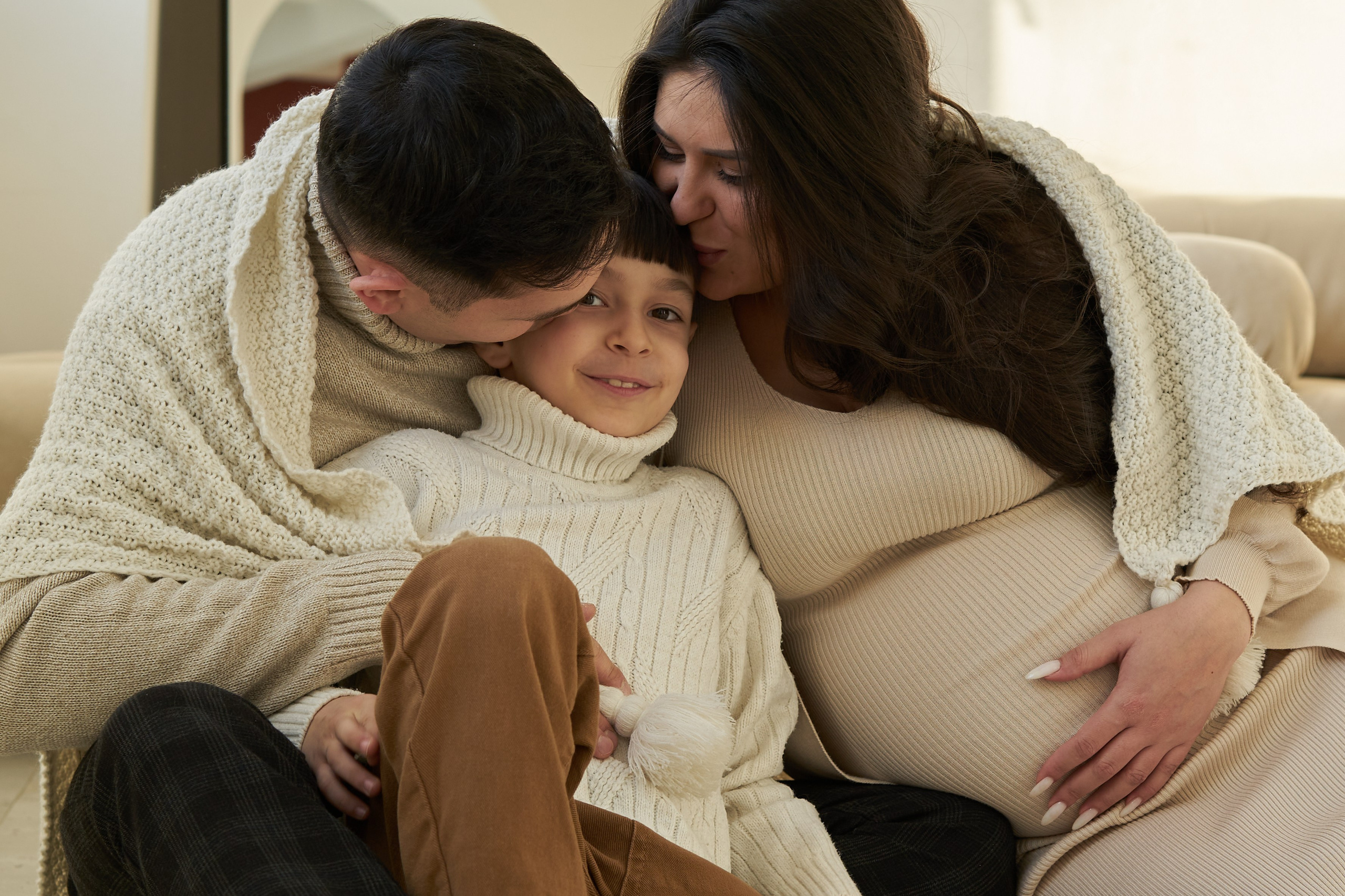 Фотосессия беременной с семьей в студии. Фотограф Екатеринбург Кокшарова Александра