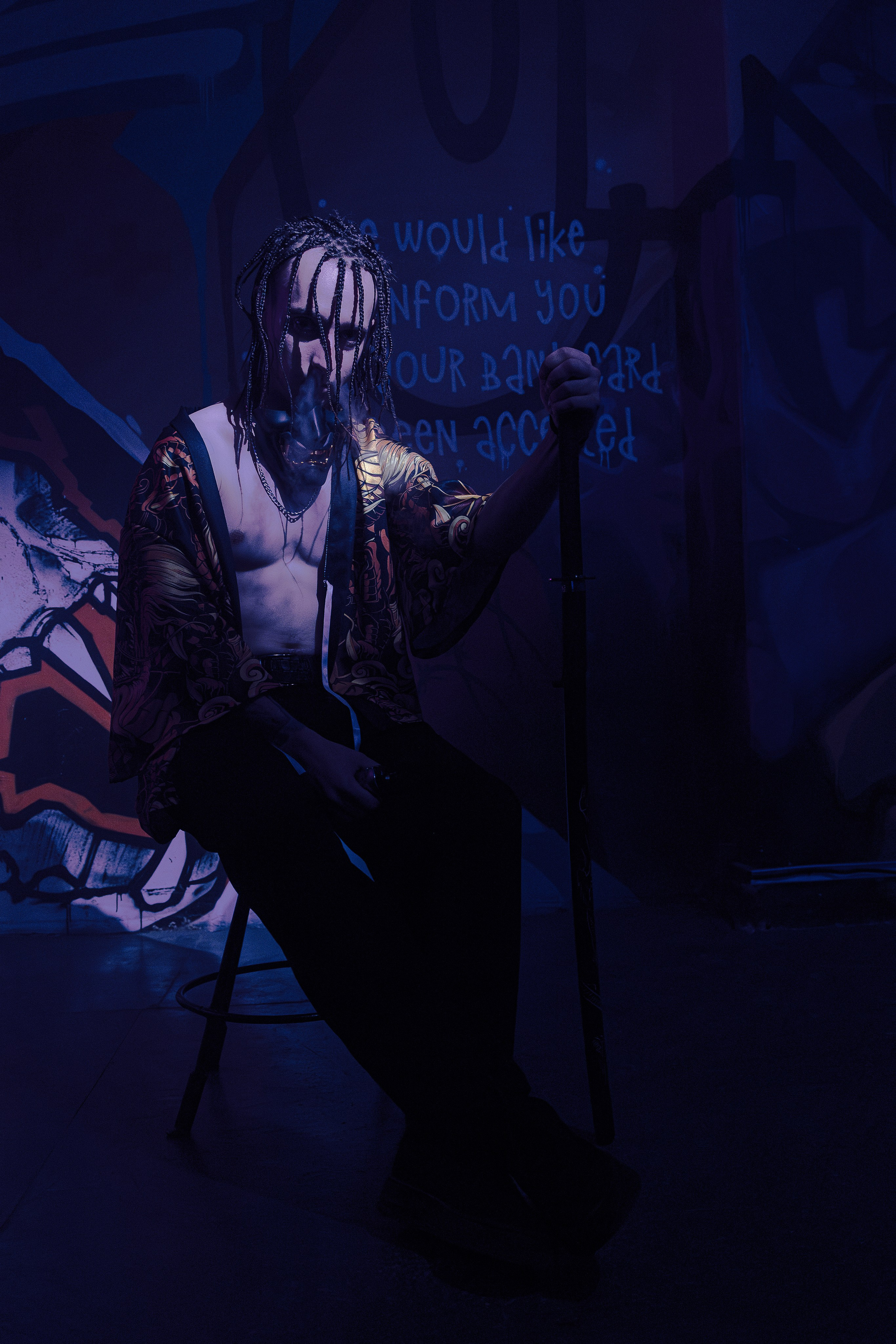 Мужская фотосъёмка в Ростове на Дону. Креативная съёмка с Александром в неоновой студии. Мужской портрет в японском стиле