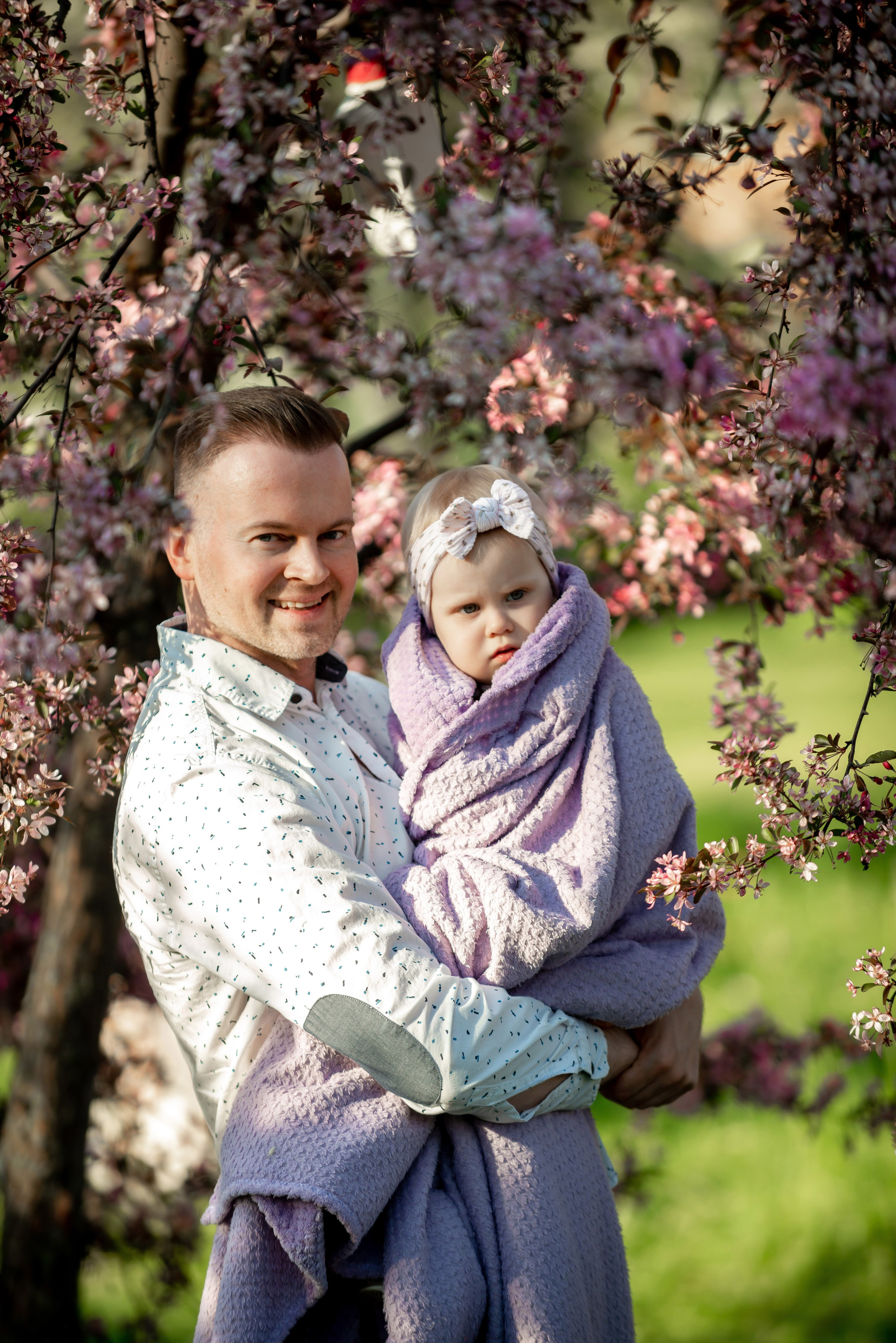 Ника и родители в розовых яблонях. Портретный, семейный и свадебный фотограф в Санкт-Петербурге и в Пушкине Ширяев Денис