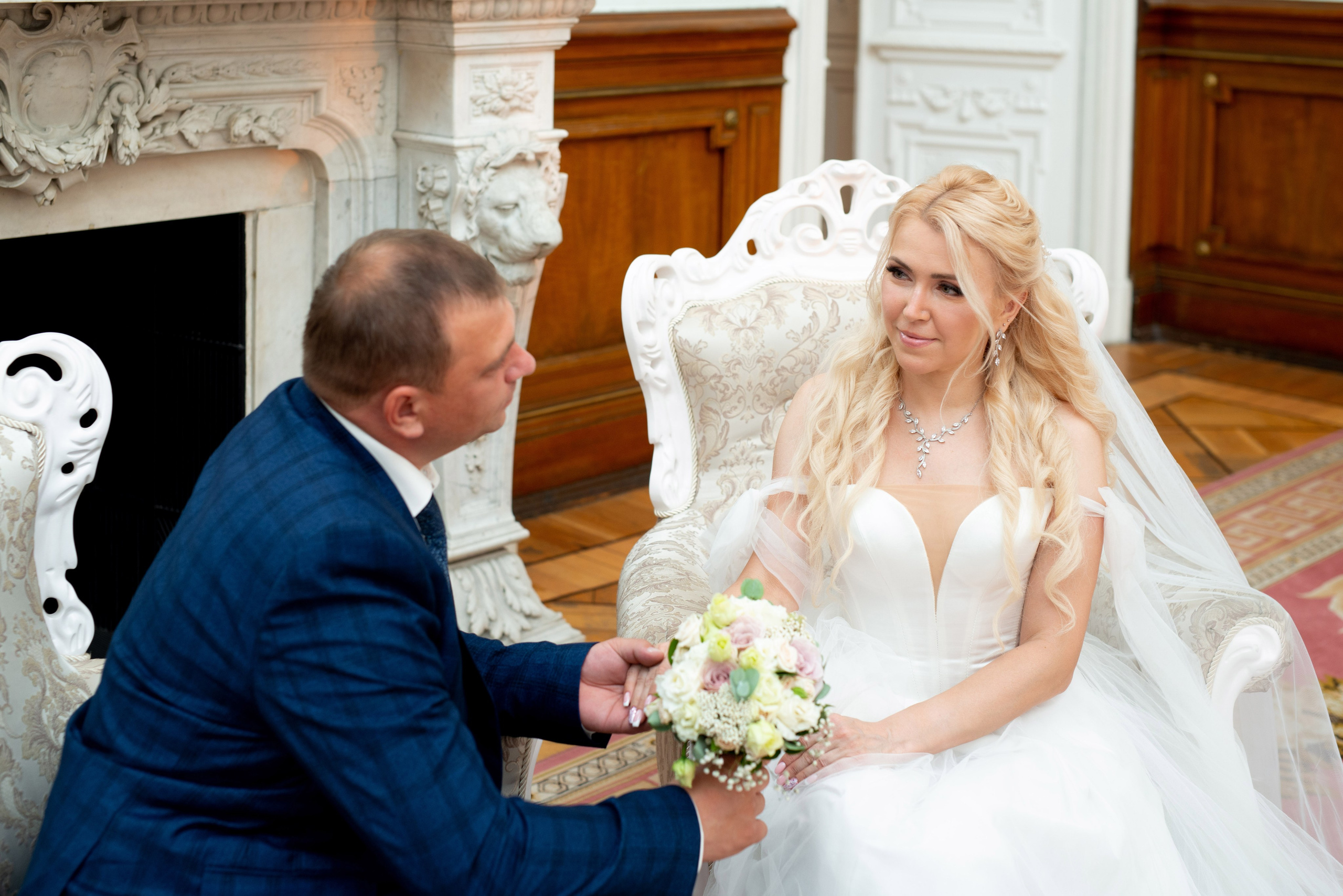 Евгения (фотосессия с малиновым chevrolet camaro, в сирени в Пушкине в Екатерининском парке). Портретный, семейный и свадебный фотограф в Санкт-Петербурге и в Пушкине Ширяев Денис