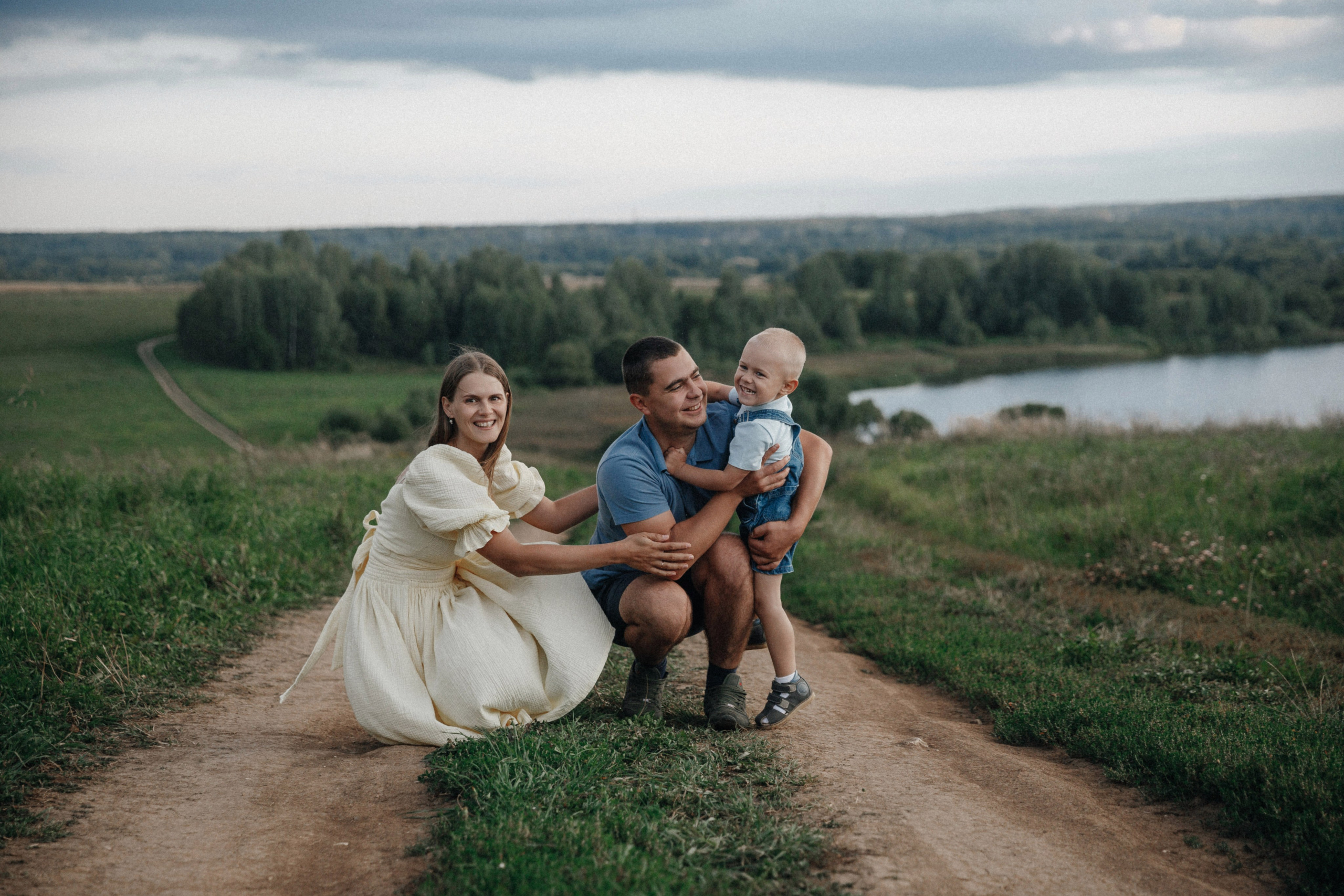 Семейная фотосессия в поле. Фотограф во Владимире Татьяна Бабикова