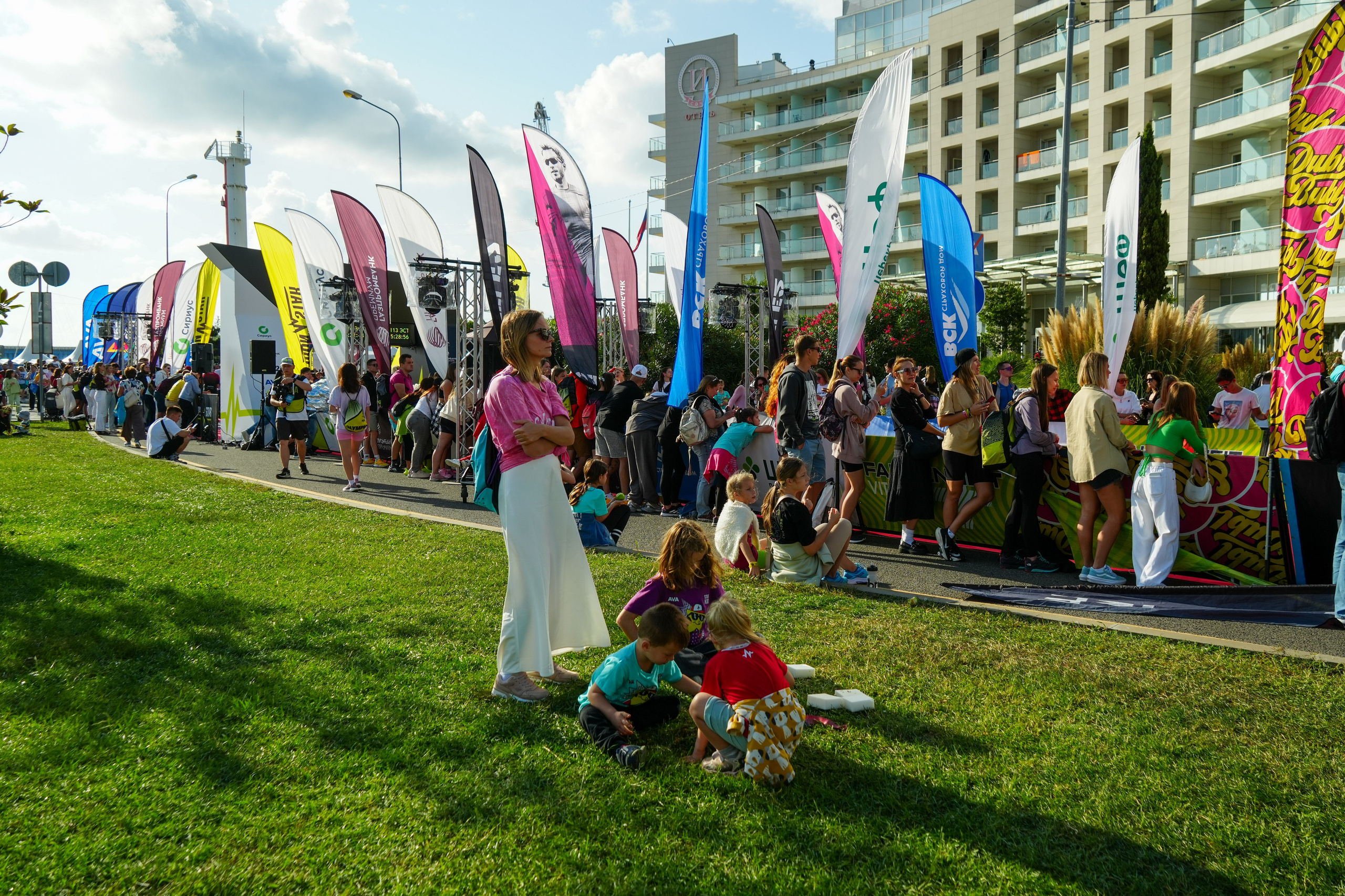 Фотоотчет партнерской интеграции для компании TELE2 на фестивале Ironstar. Репортажный фотограф в Красной Поляне и Сочи Павлюченко Екатерина