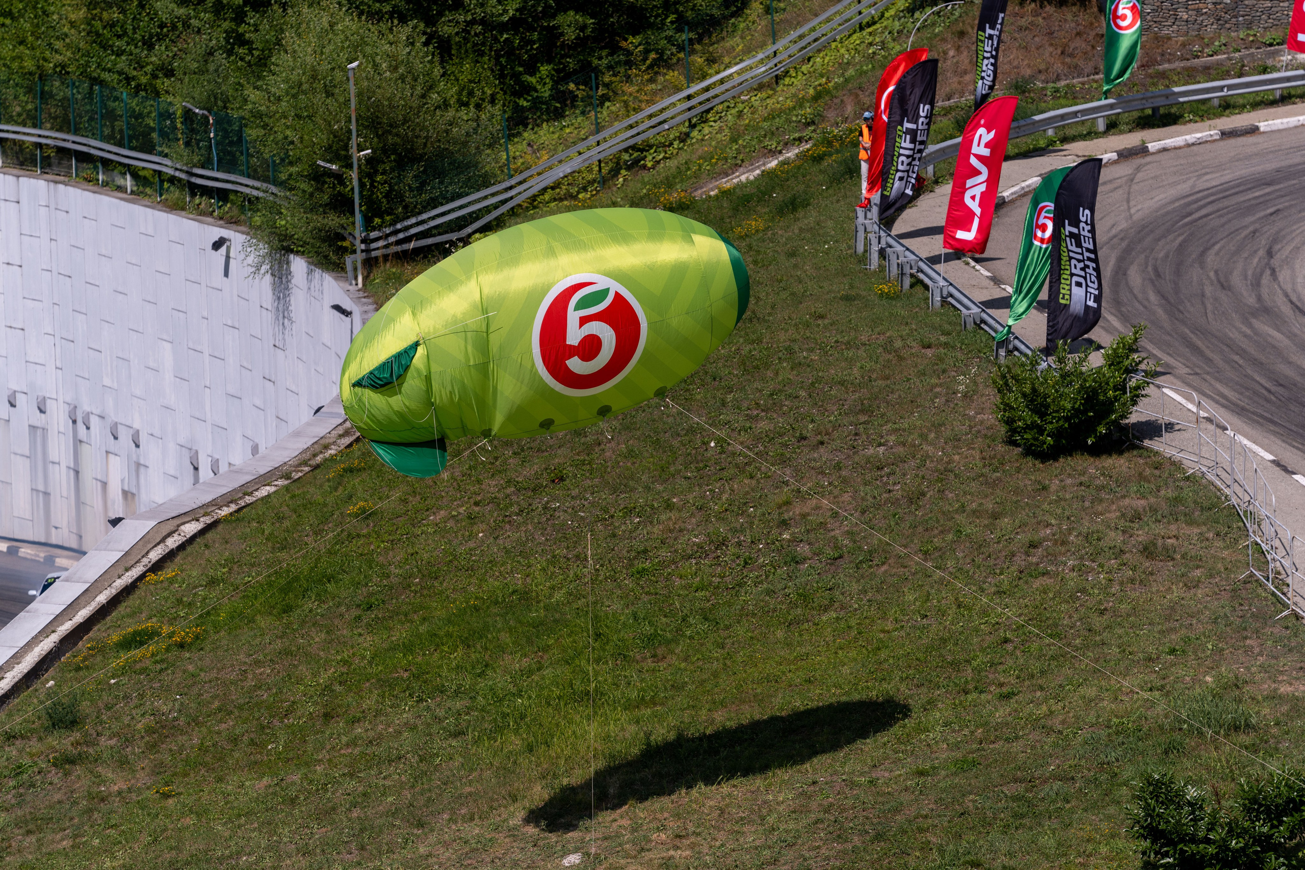 Фотоотчет партнеской интеграции для сети «Пятерочка» на фестивале «Grounded». Репортажный фотограф в Красной Поляне и Сочи Павлюченко Екатерина