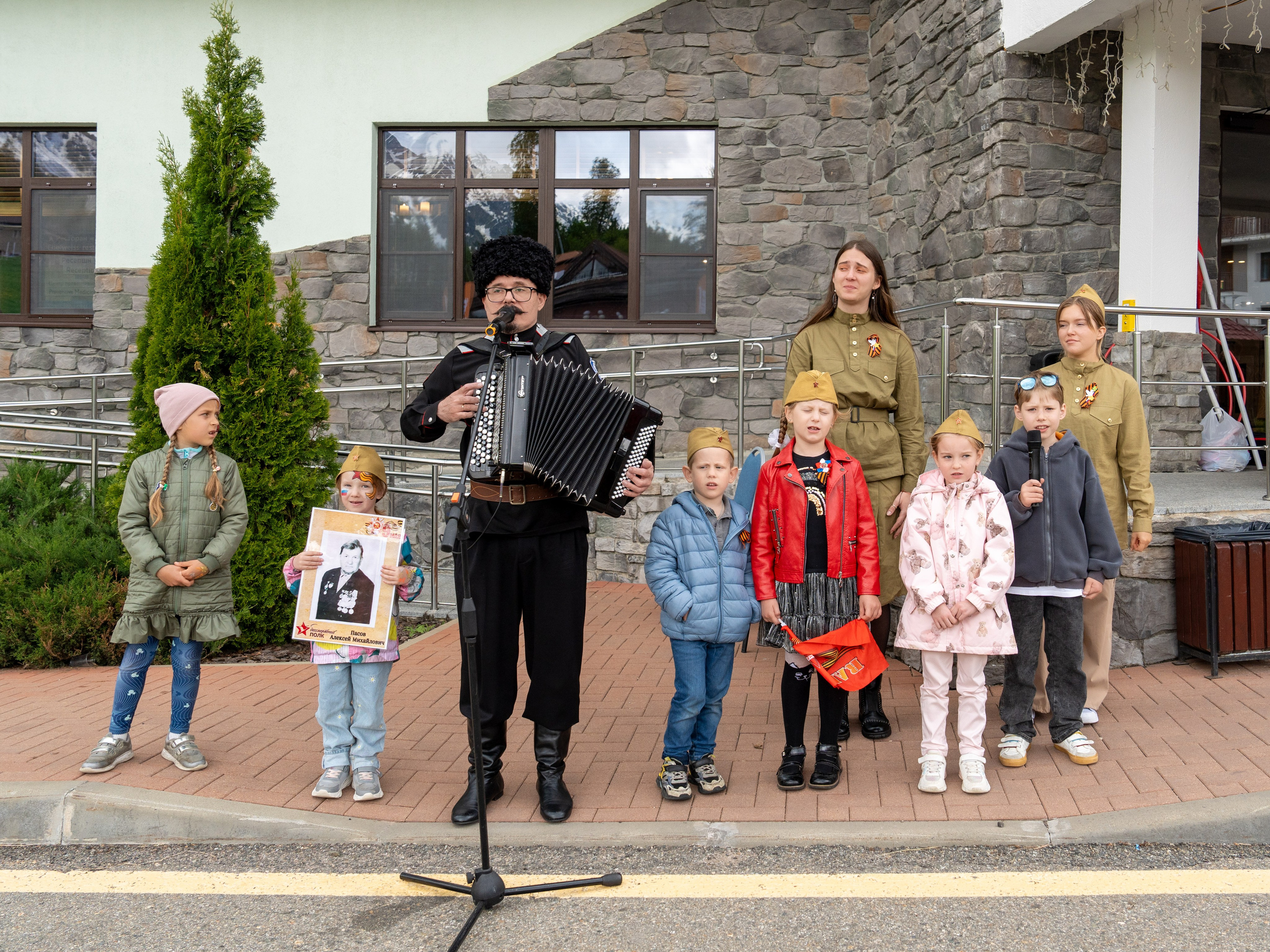 Шествие бессмертного полка 9 мая 2024 Rosa Springs. Репортажный фотограф в Красной Поляне и Сочи Павлюченко Екатерина