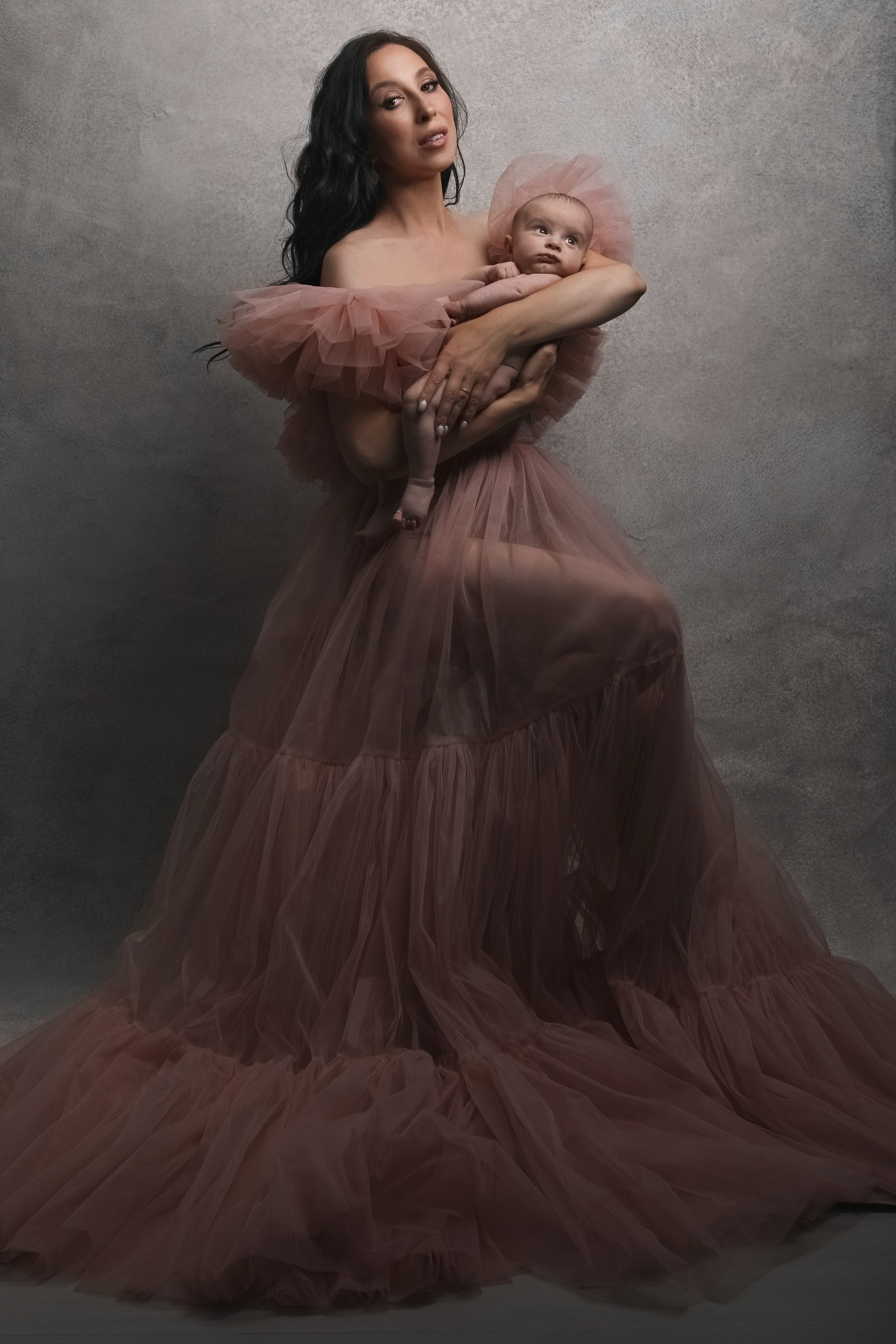 фотосессия матери и ребенка, фотосессия материнства, фотосъемка в стиле минимализм матери и ребенка в фотостудии на фонах, фото мамы и малыша, портрет материнской любви, красивое фото матери и ребенка, объятия матери, фотография красивой женщины с ребенком на руках, фотосессия семейная, детская и семейная фотосессия , мама и ребенок на темном фоне в фотостудии, ребенок на руках у мамы, красивое платье на фотографии матери и ребенка, красивое материнство