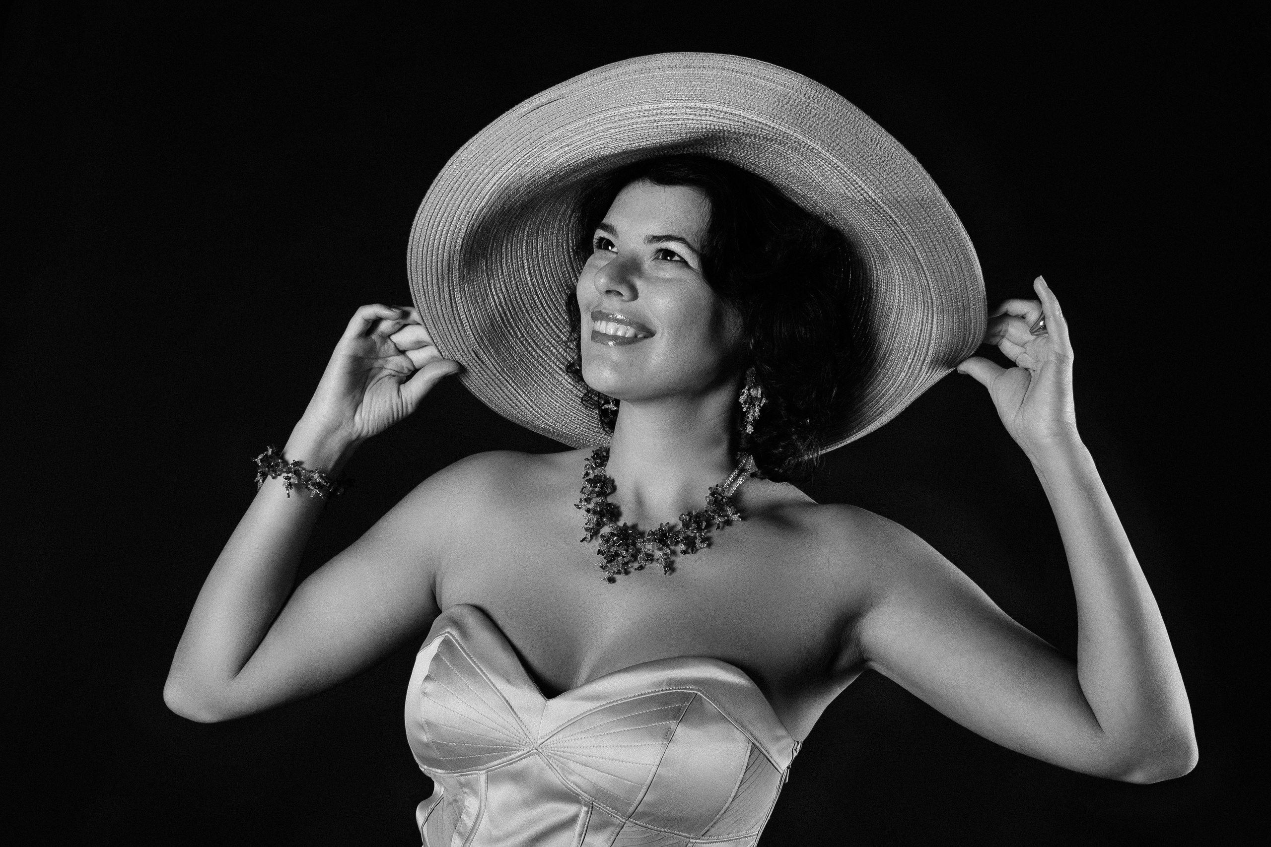 Профессиональная фотосъёмка женского фотопортрета в студии с обработкой и ретушью в студиях Санкт-Петербурга.