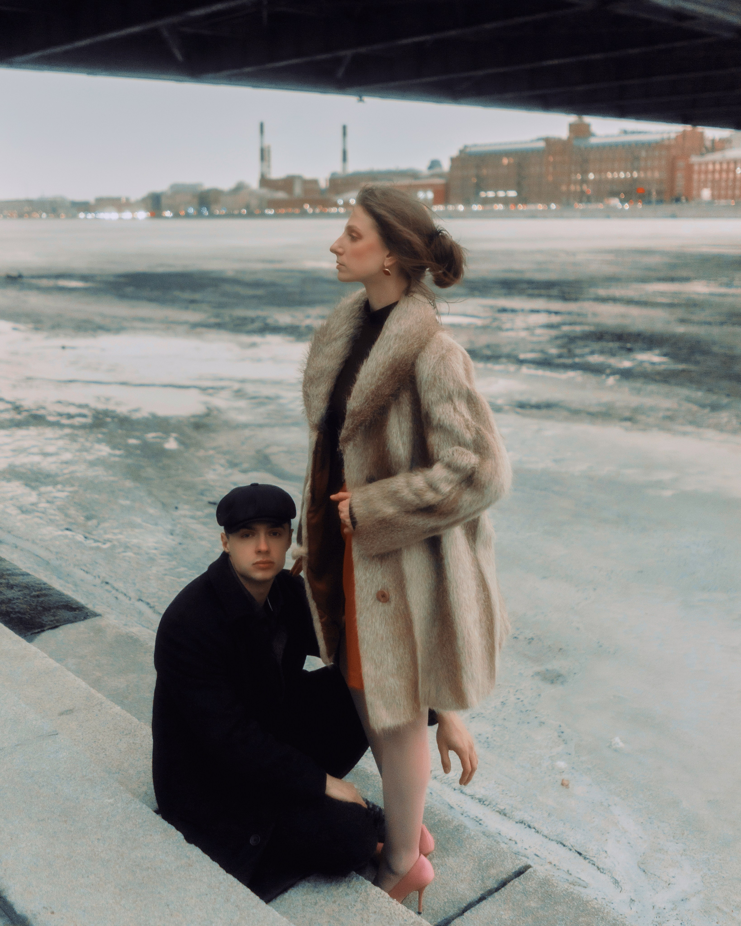 Фотосессия пары на набережной в Санкт-Петербурге, авторская love story съемка с глубокой атмосферой, городской эстетикой и стилем кино