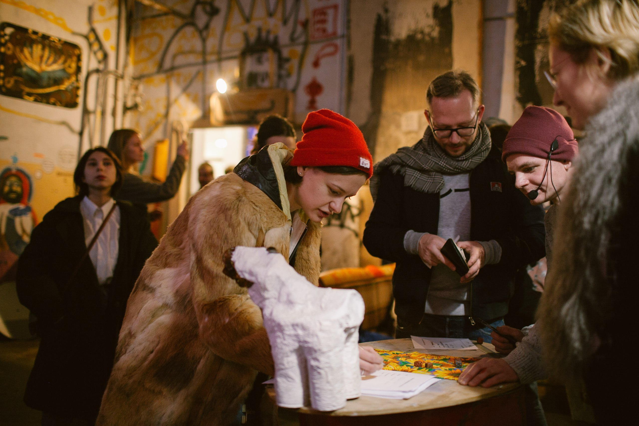 Акцион Кости. Акцион Кости - это игра на произведения искусства