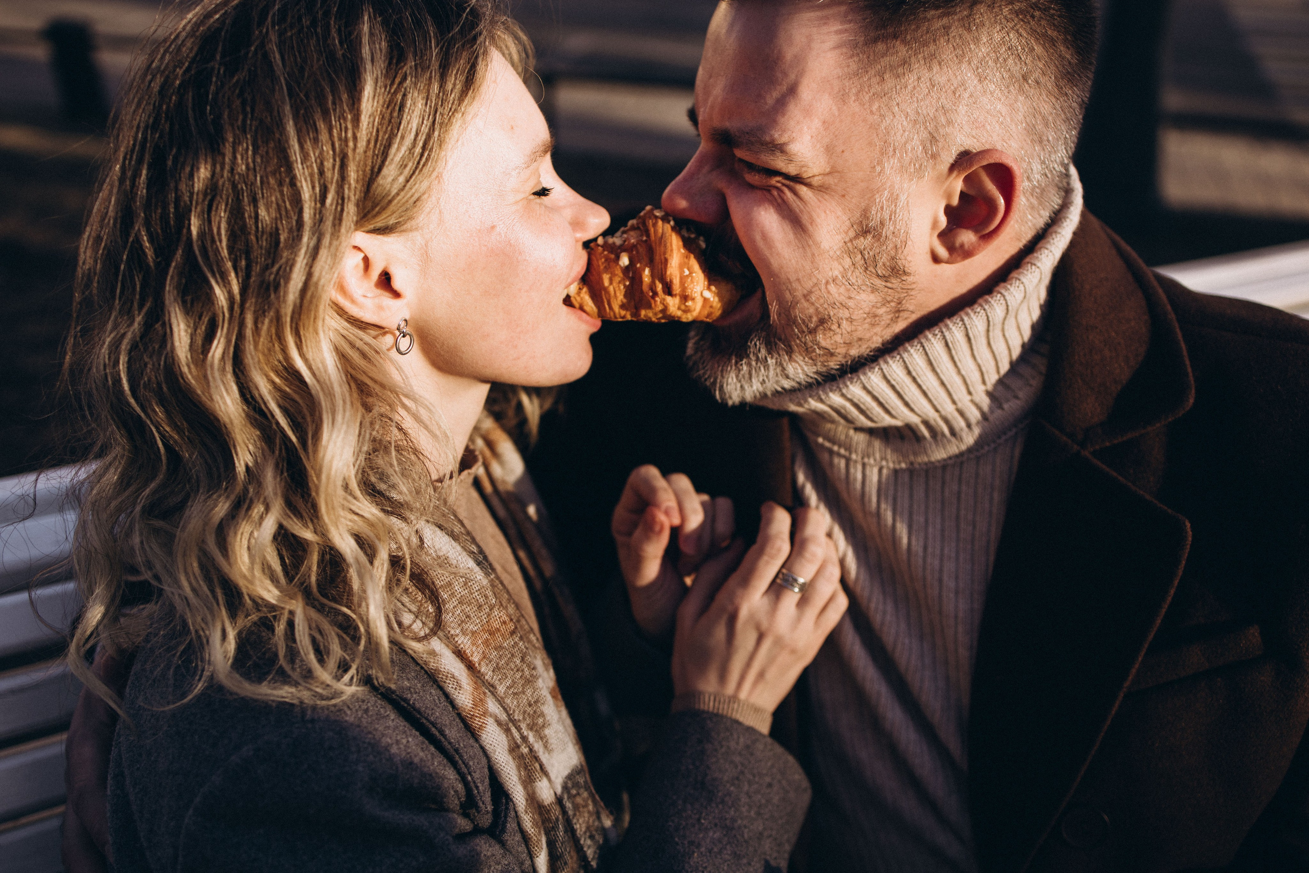 одна булка на двоих - это так романтично