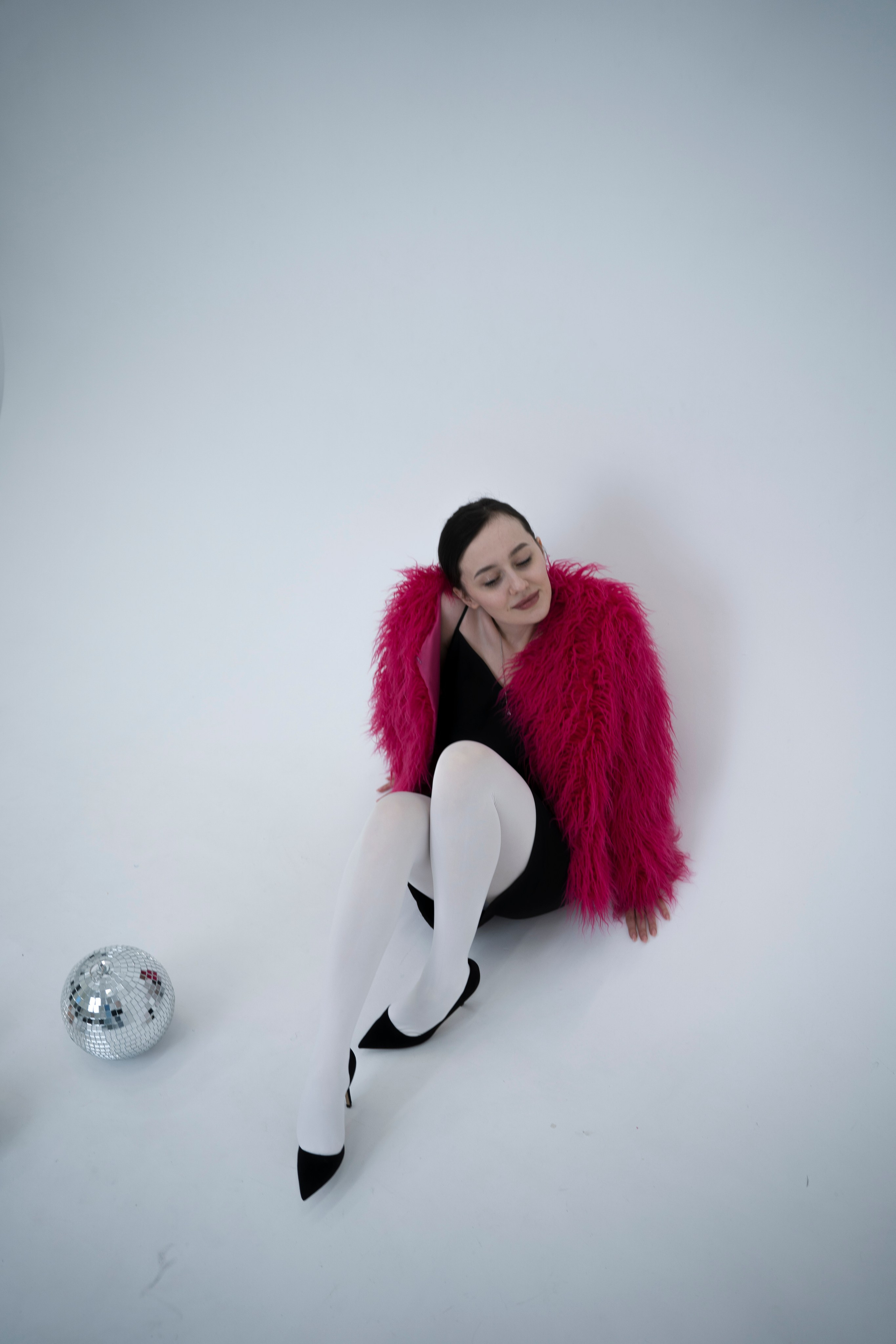 ДЕВОЧКА НА ШАРЕ. Главная