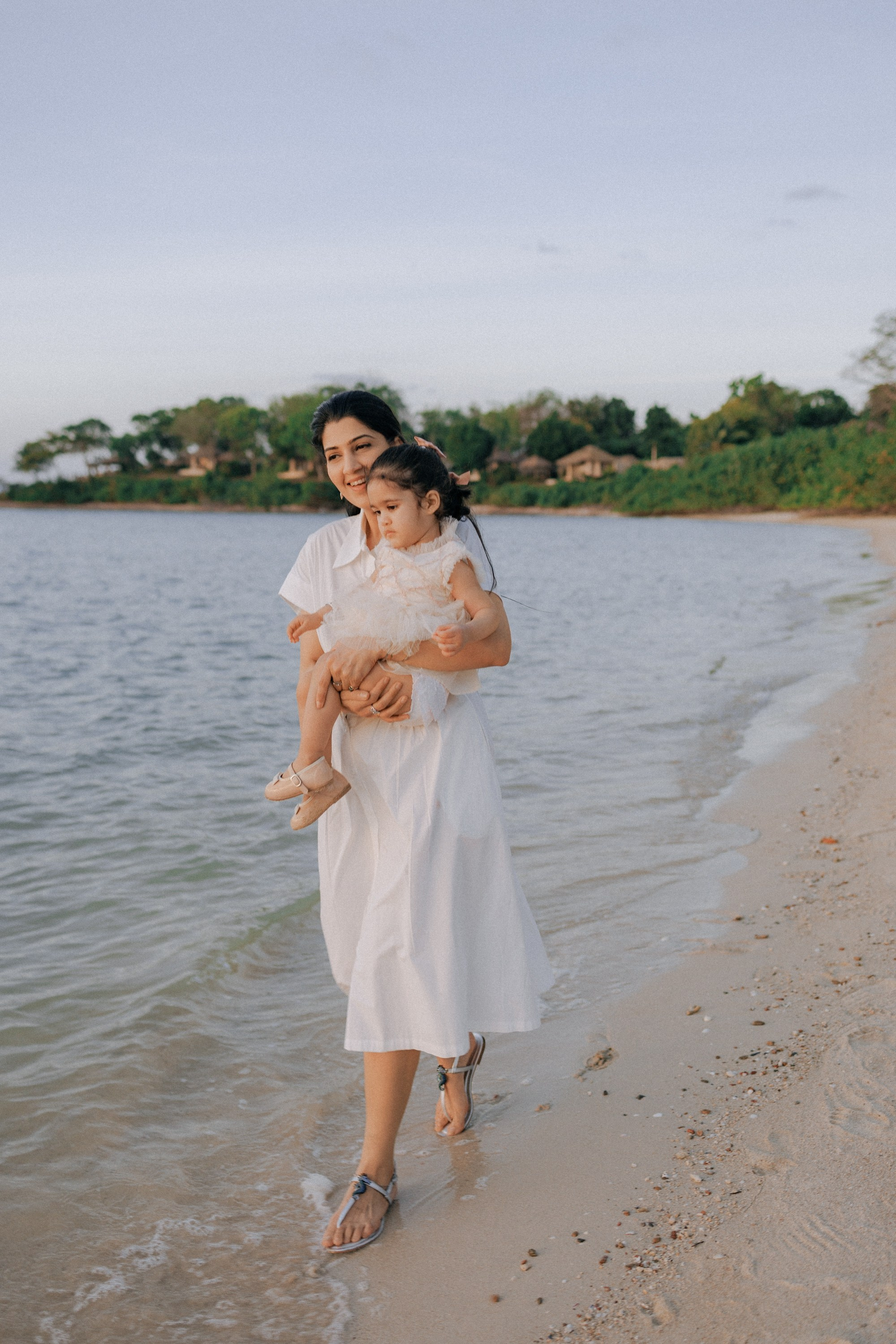 Family photoshoot in Phuket, Thailand. Fedor Lemeshko — Destination Wedding and Family Lifestyle photographer