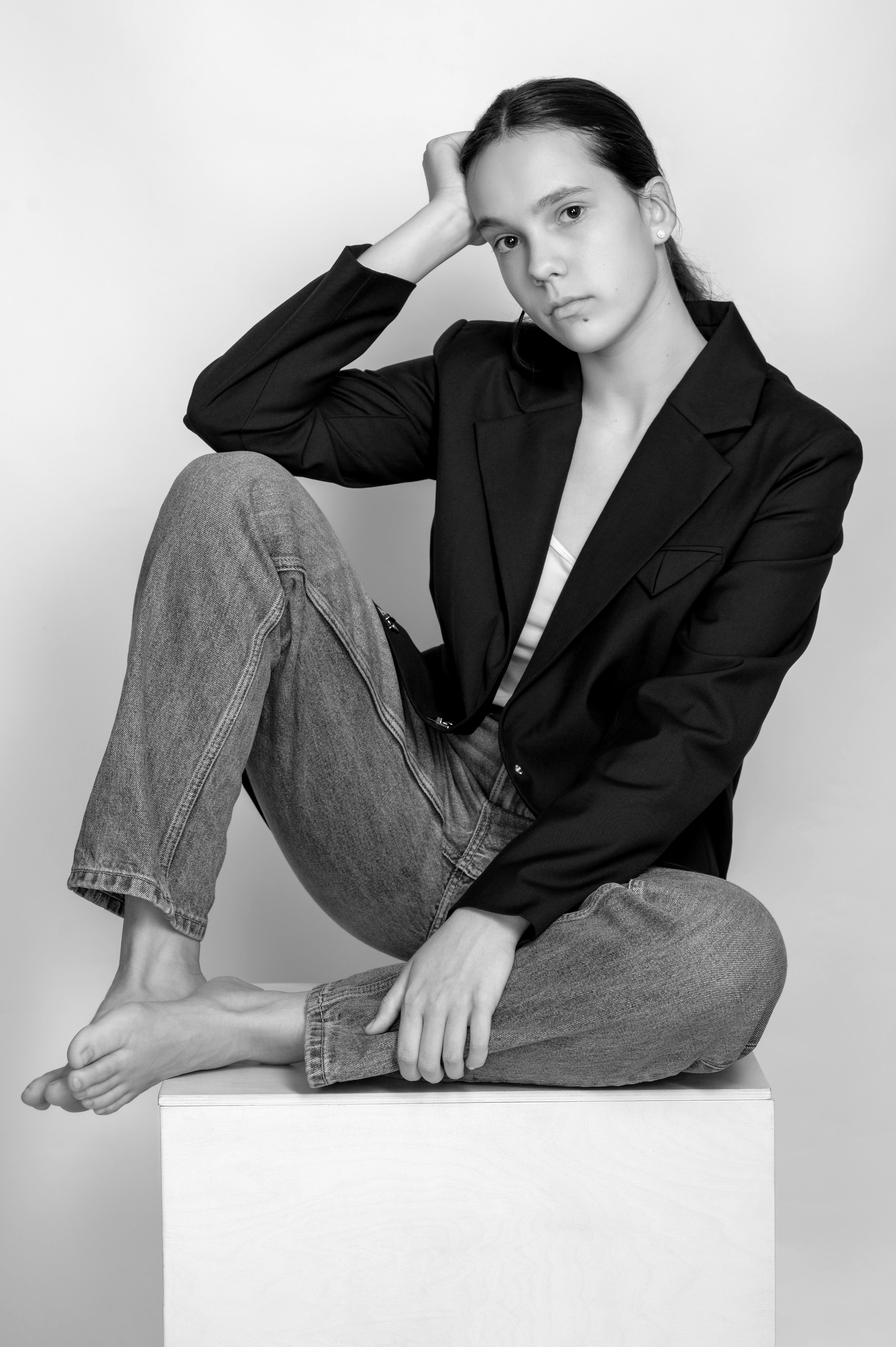 Модельное портфолио, девушка в джинсах и черном пиджаке, съемка для модельного агентства, модельные тесты