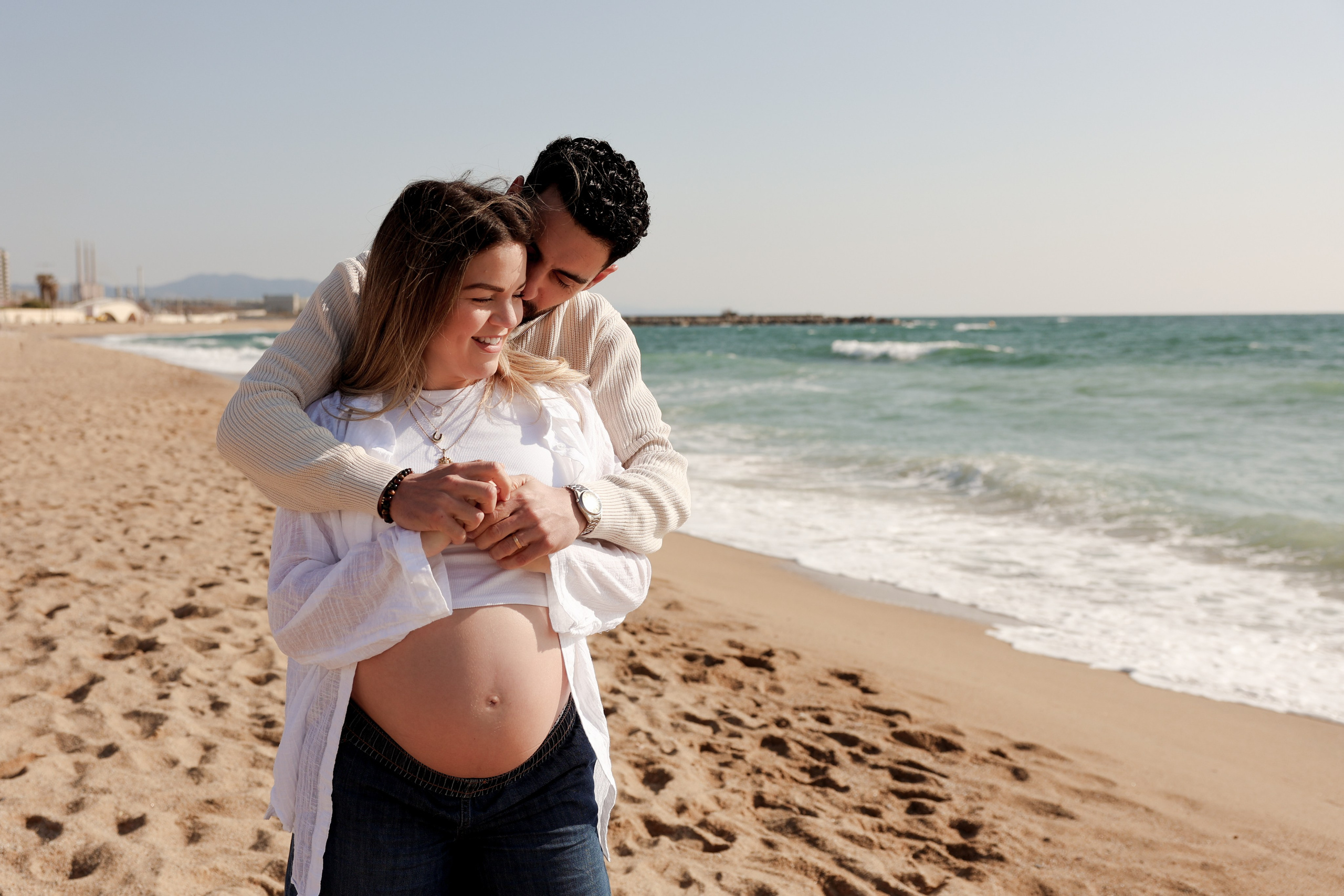 Sunny morning at the sea. Natalia Zhuravleva|family, newborn, maternity photographer in Barcelona