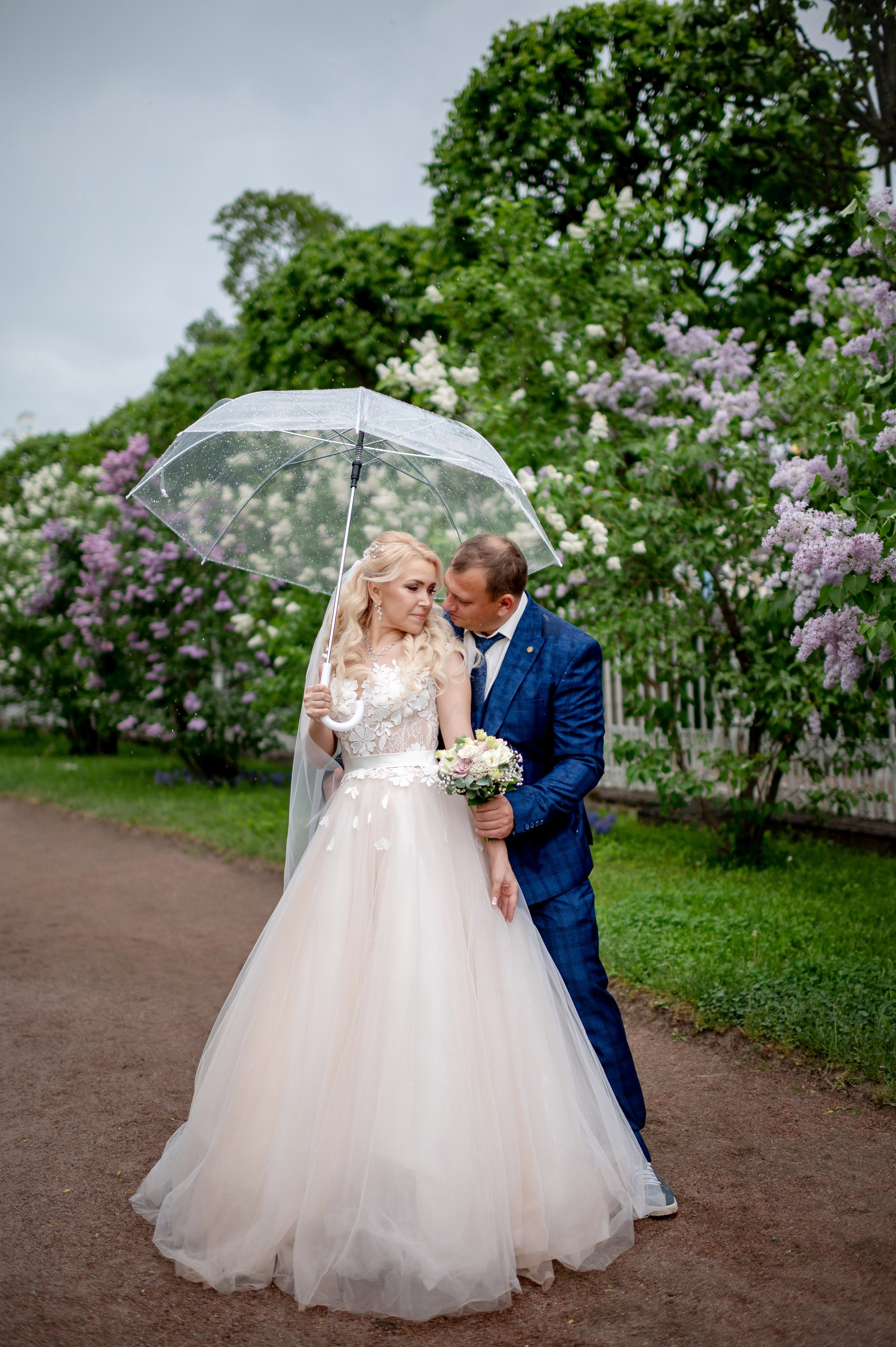 Евгения (фотосессия с малиновым chevrolet camaro, в сирени в Пушкине в Екатерининском парке). Портретный, семейный и свадебный фотограф в Санкт-Петербурге и в Пушкине Ширяев Денис