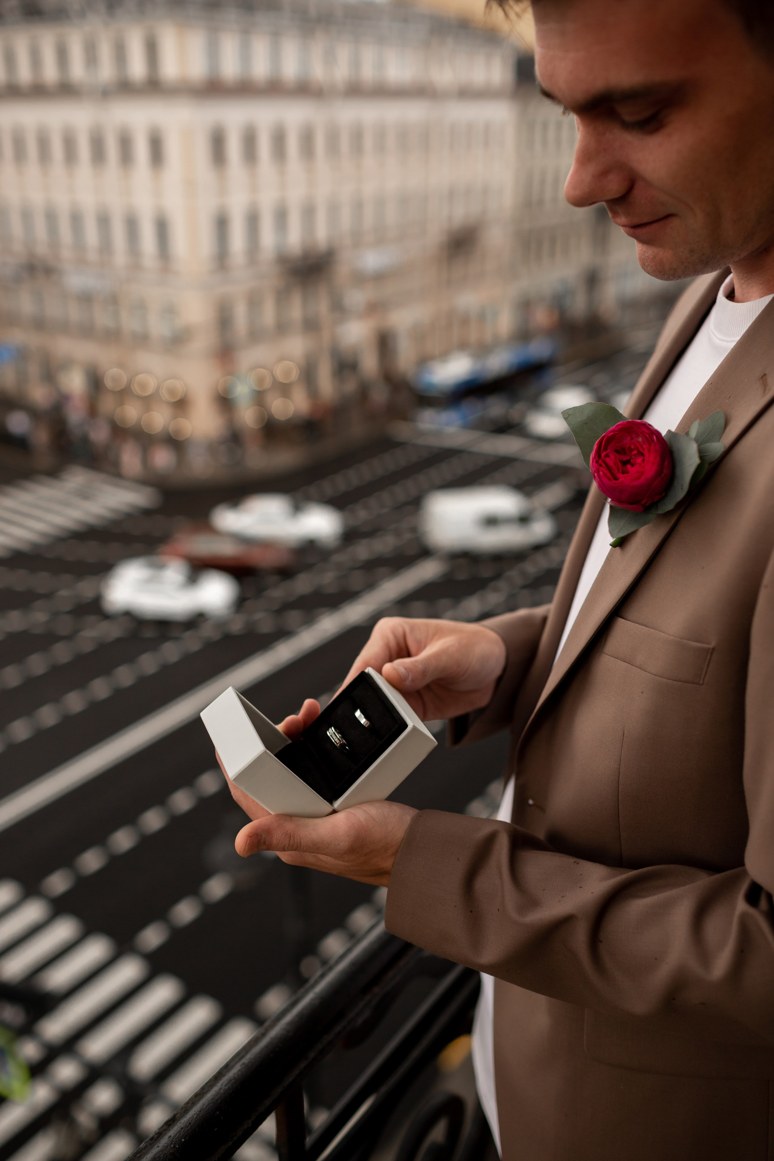 Портрет жениха с обручальными кольцами.