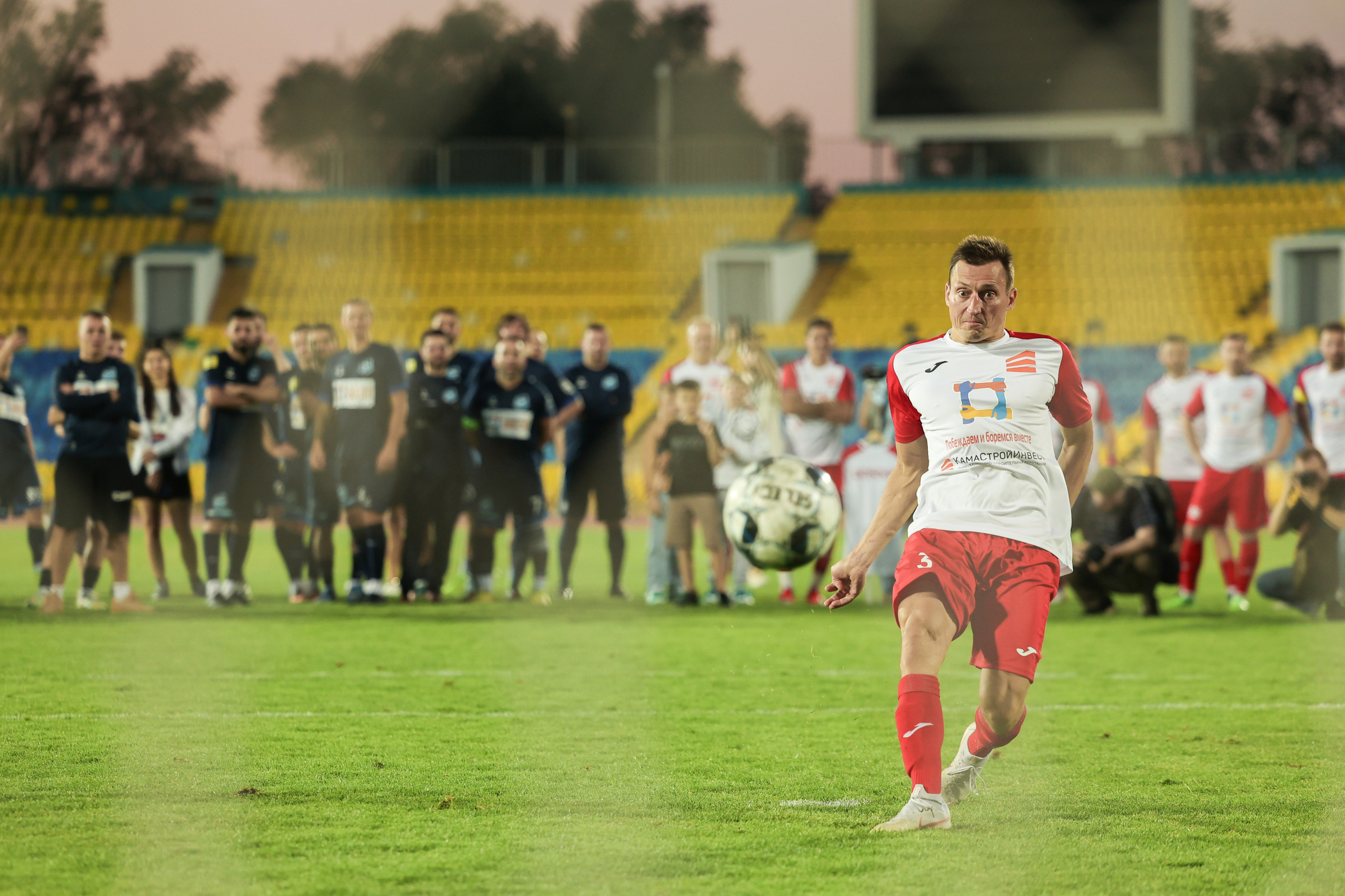 Благотворительный футбольный матч Друзья Бурмистрова vs ФК Fight Nights. Спортивный репортажный фотограф Казань Нафис Сиразетдинов