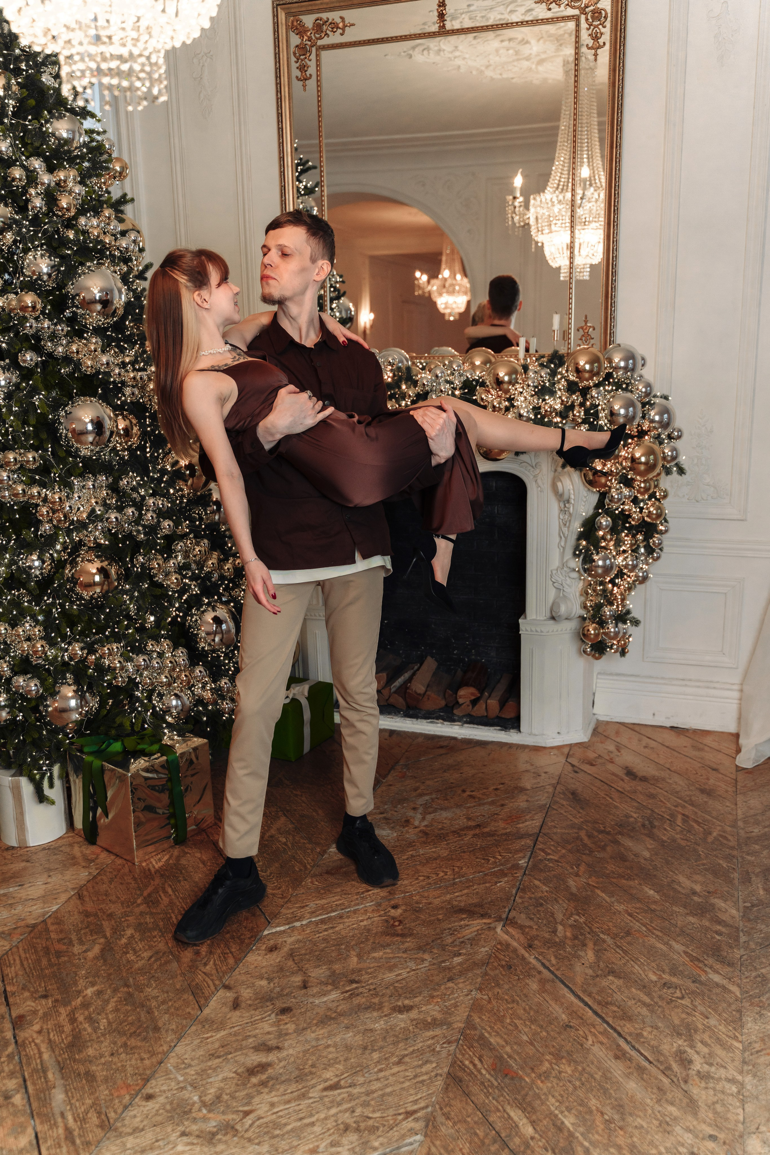 Зимняя фотосессия лавстори с предложением руки и сердца в фотостудии