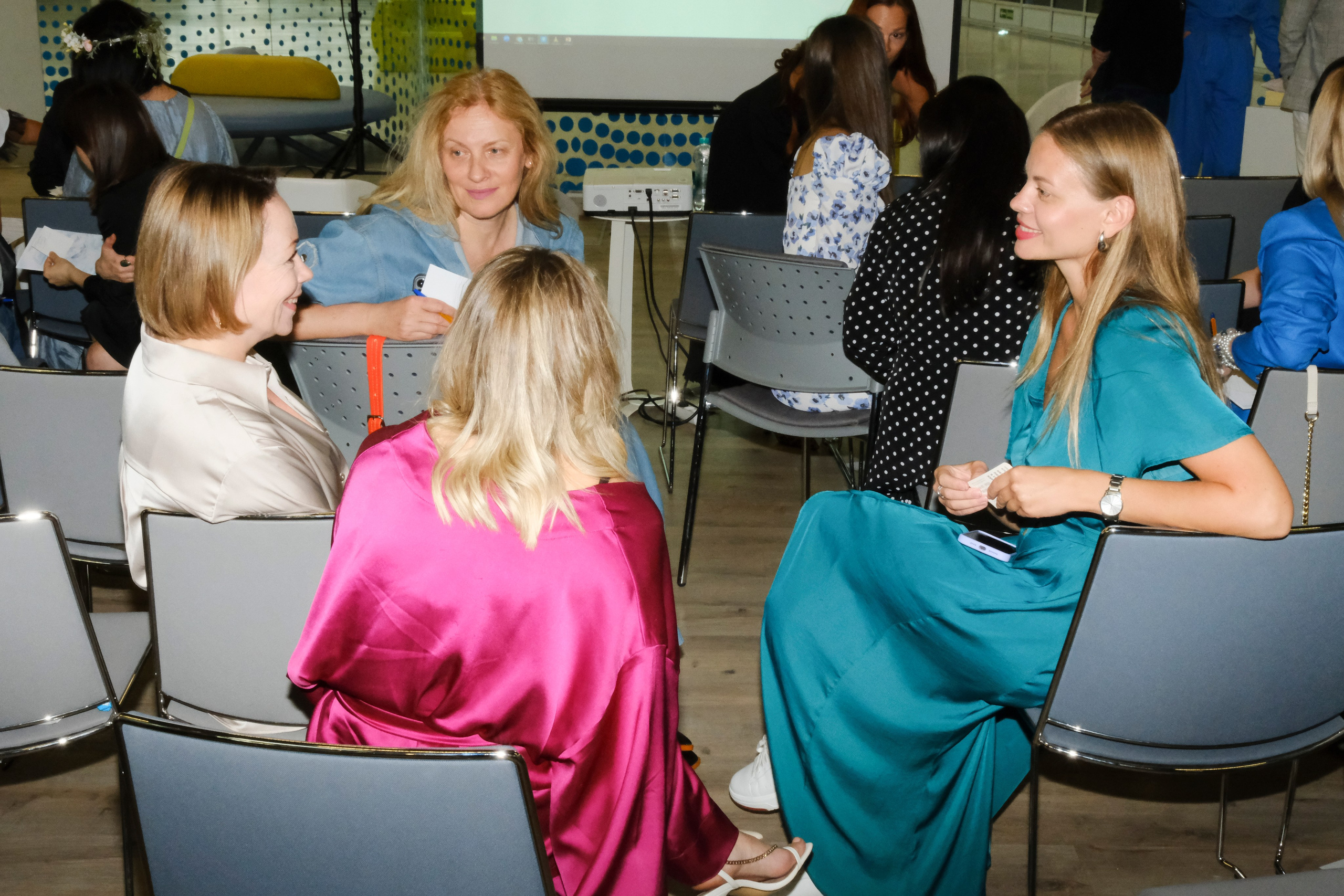 Репортаж бизнес-конференции в Сколково от сообщества BRUSNIKA. Индивидуальная фотосъёмка в Москве. Фотограф Василиса Тарасова