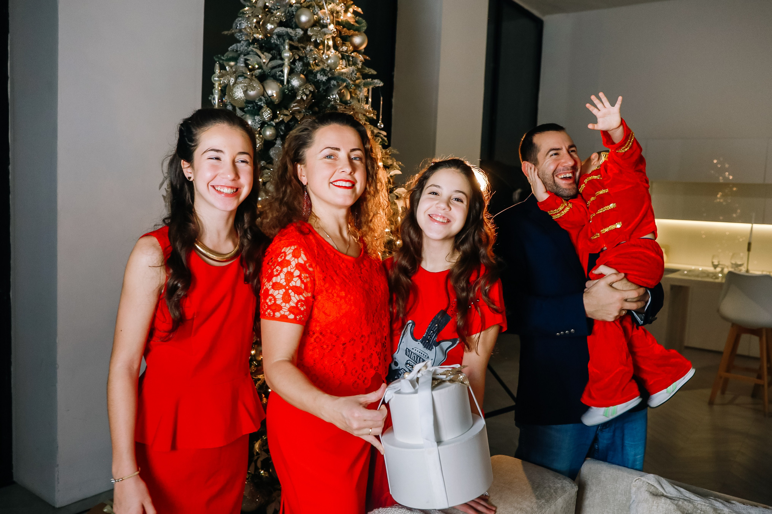 Дружная семья с четырьмя детьми. Визуал для эспертов и блогеров