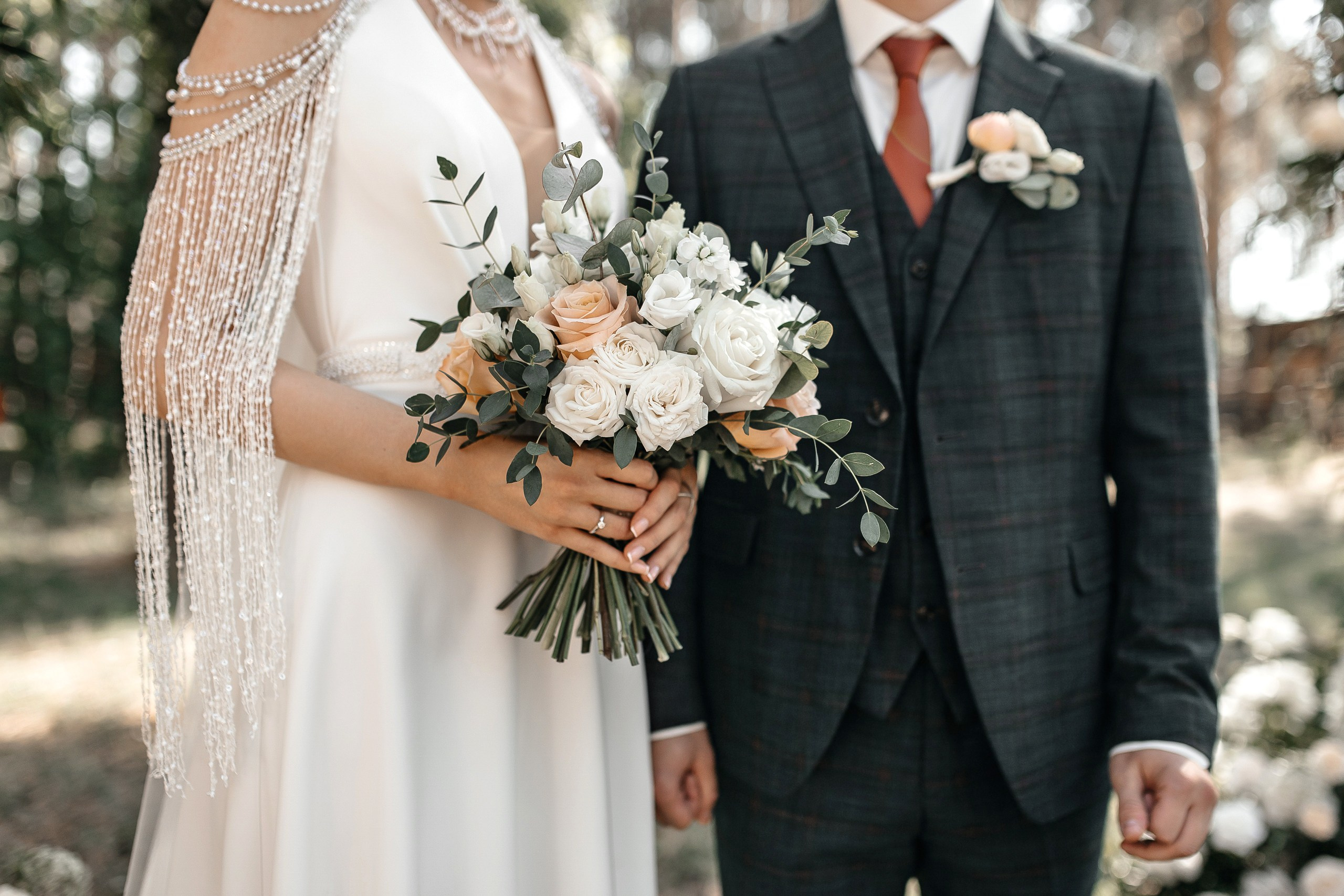 Здравствуйте! Я&nbsp;свадебный фотограф из&nbsp;Ульяновска, работаю в&nbsp;том числе по&nbsp;всей России и&nbsp;с&nbsp;выездом за&nbsp;границу. Снимаю свадьбы, lovestory, корпоративы, светский репортаж. Провожу обучение по&nbsp;фотографии, мастер-классы и&nbsp;воркшопы для других фотографов.