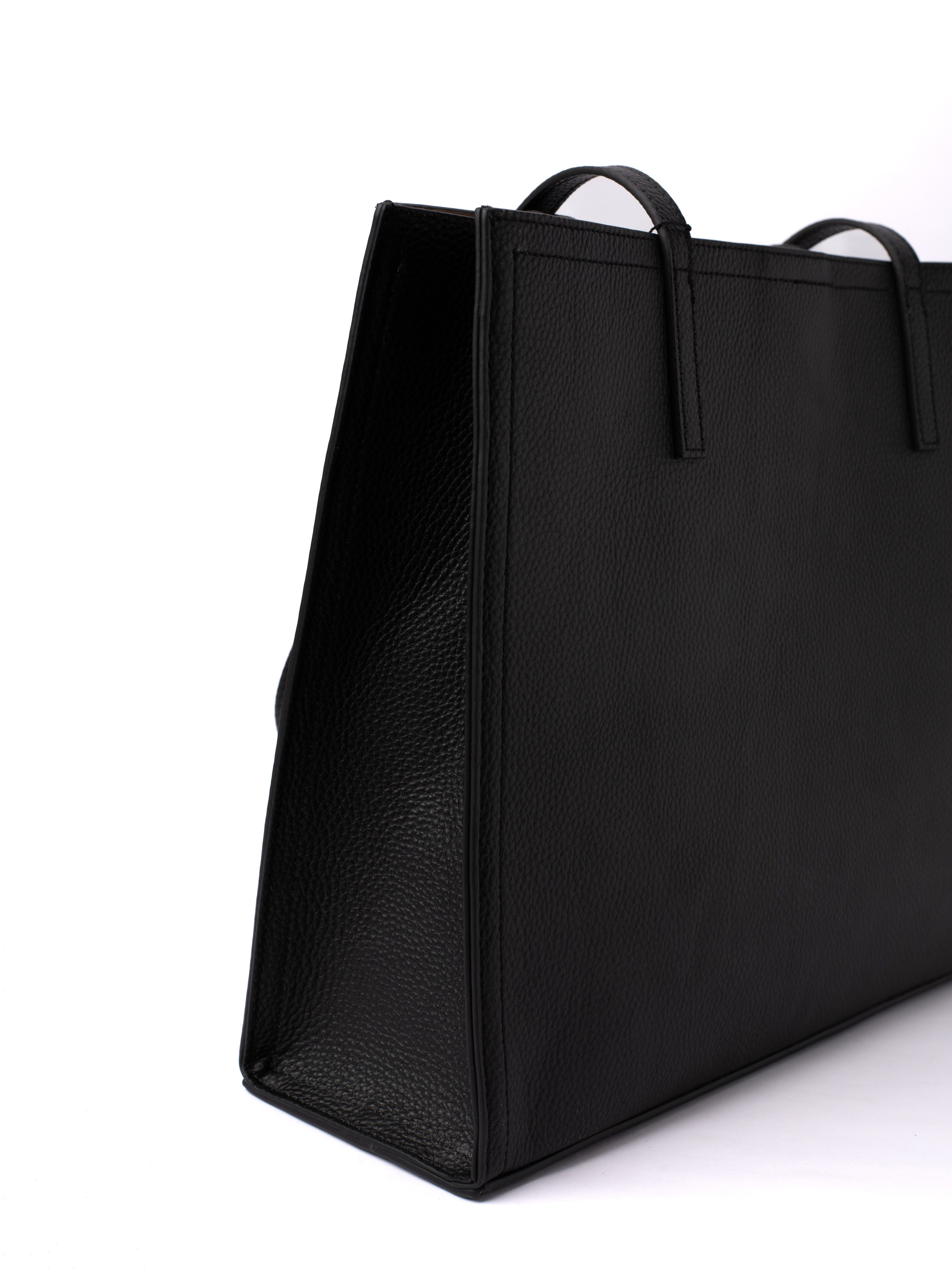 Женские сумки. Фотостудия предметной и модельной съёмки для маркетплейсов