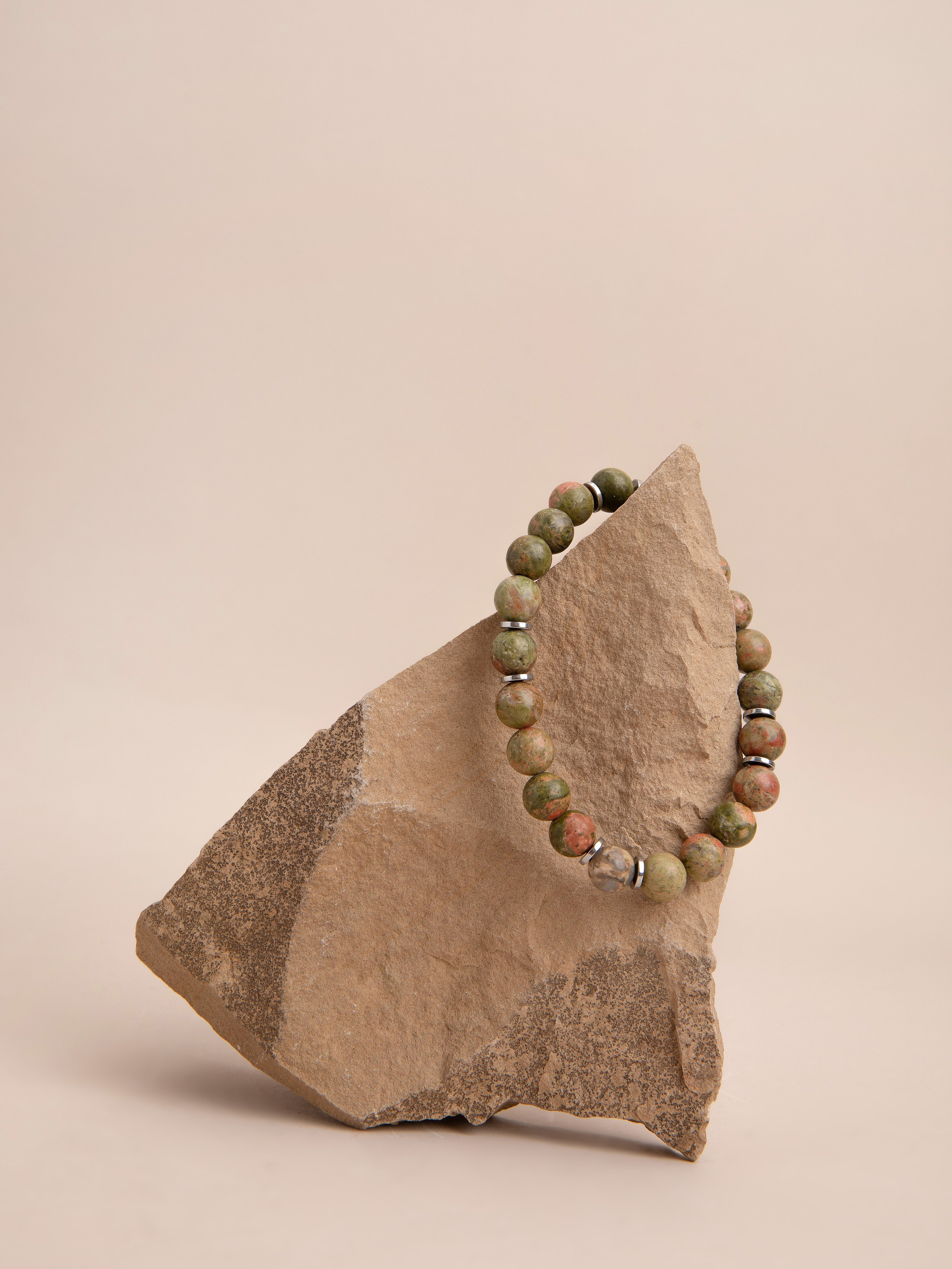 Браслеты ручной работы. Фотостудия предметной и модельной съёмки для маркетплейсов