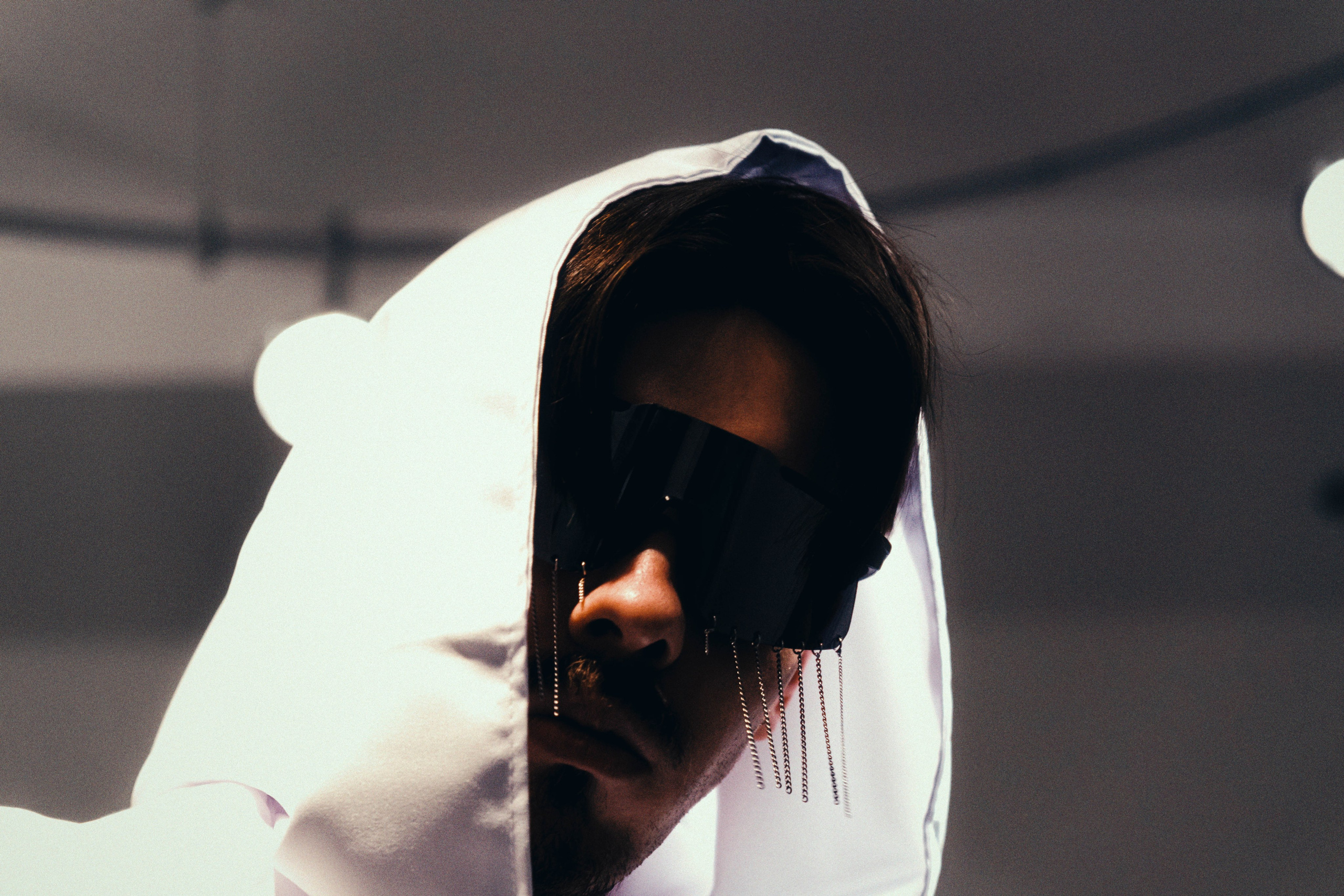 Портрет купидона на темном фоне. Портретный и репортажный фотограф в Санкт-Петербурге Смоляков Максим