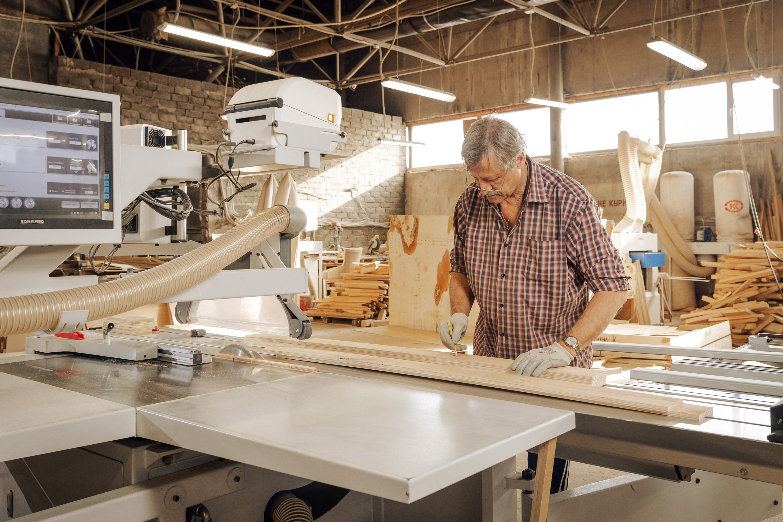 Раскрой фанеры на форматно-раскроечном центре